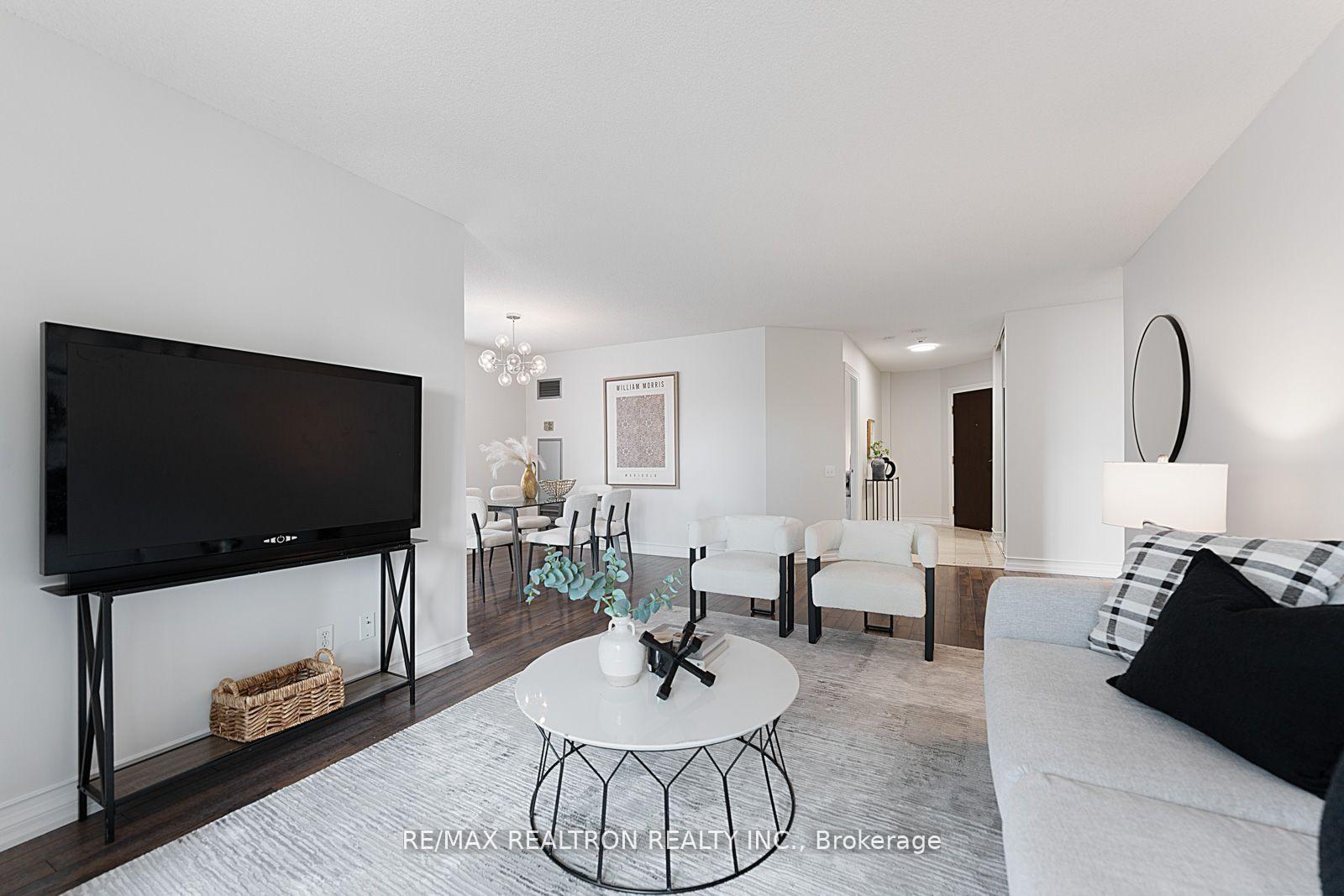 2 Bedrooms Condo at 110 Promenade, Vaughan For sale