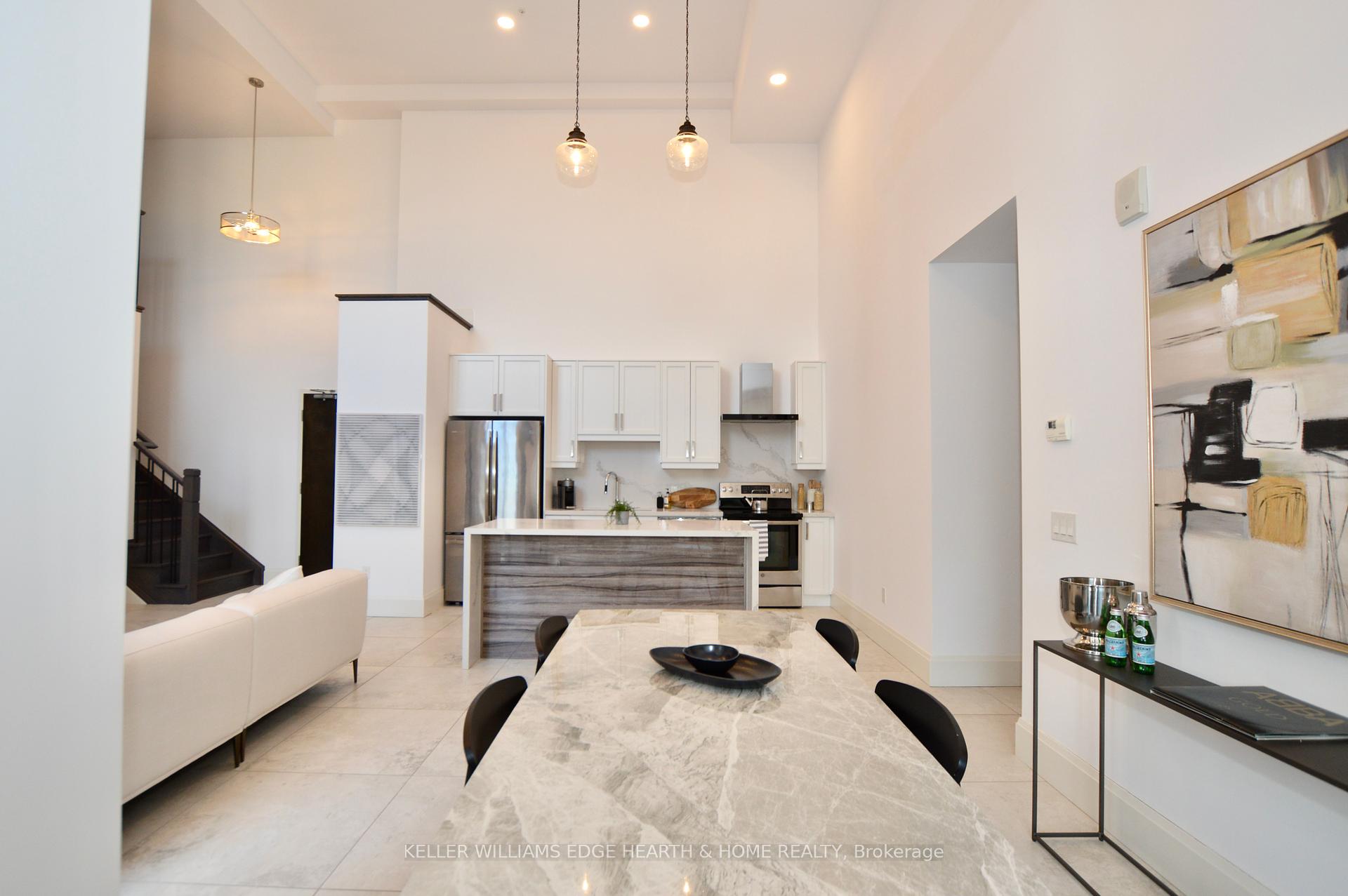 2 Bedrooms Condo at 112 King,  Hamilton For sale