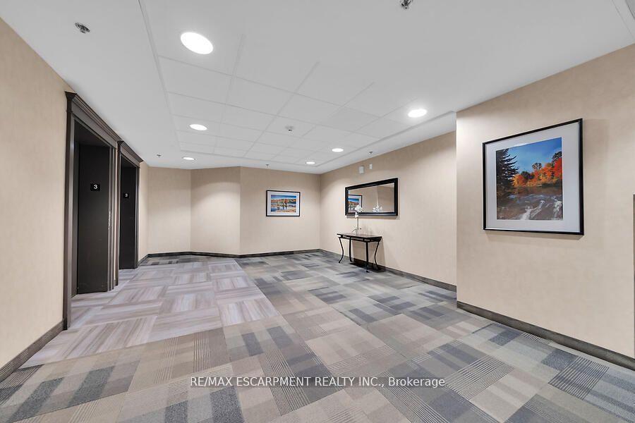 2 Bedrooms Condo at 5317 Upper Middle, Burlington For sale