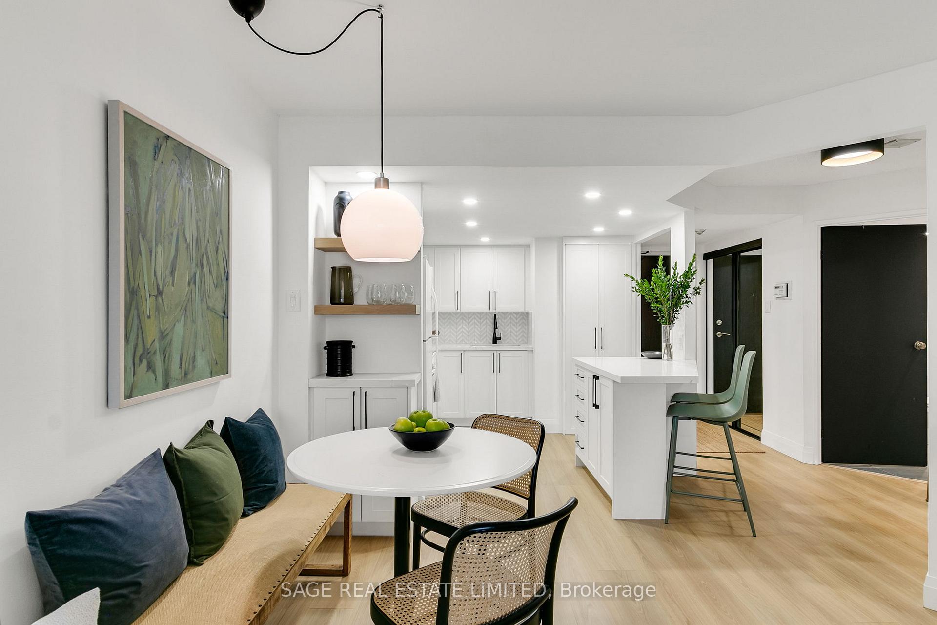 2 Bedrooms Condo at 15 Maitland, Toronto For sale