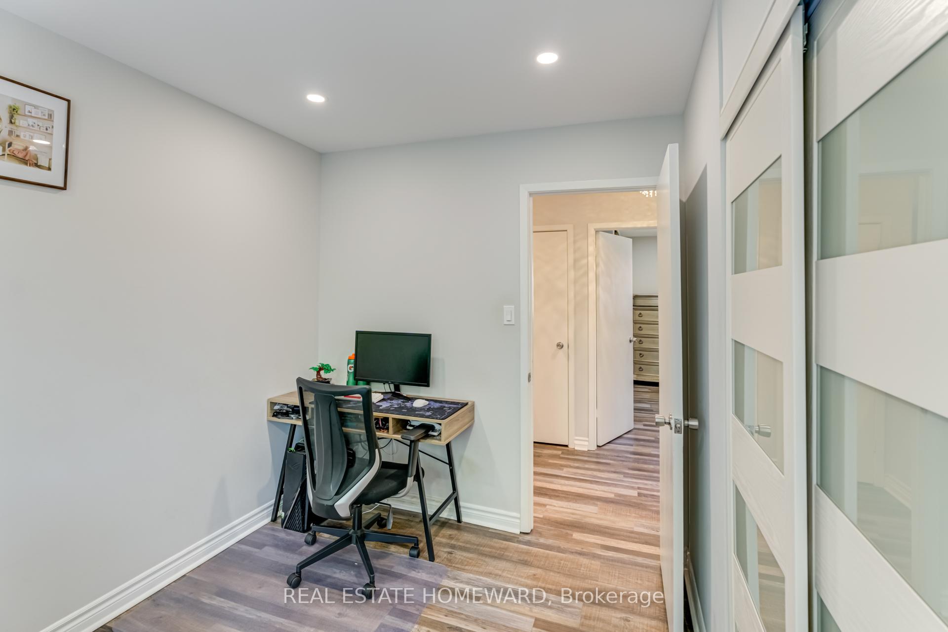 3 Bedrooms Condo at 6540 Falconer, Mississauga For sale