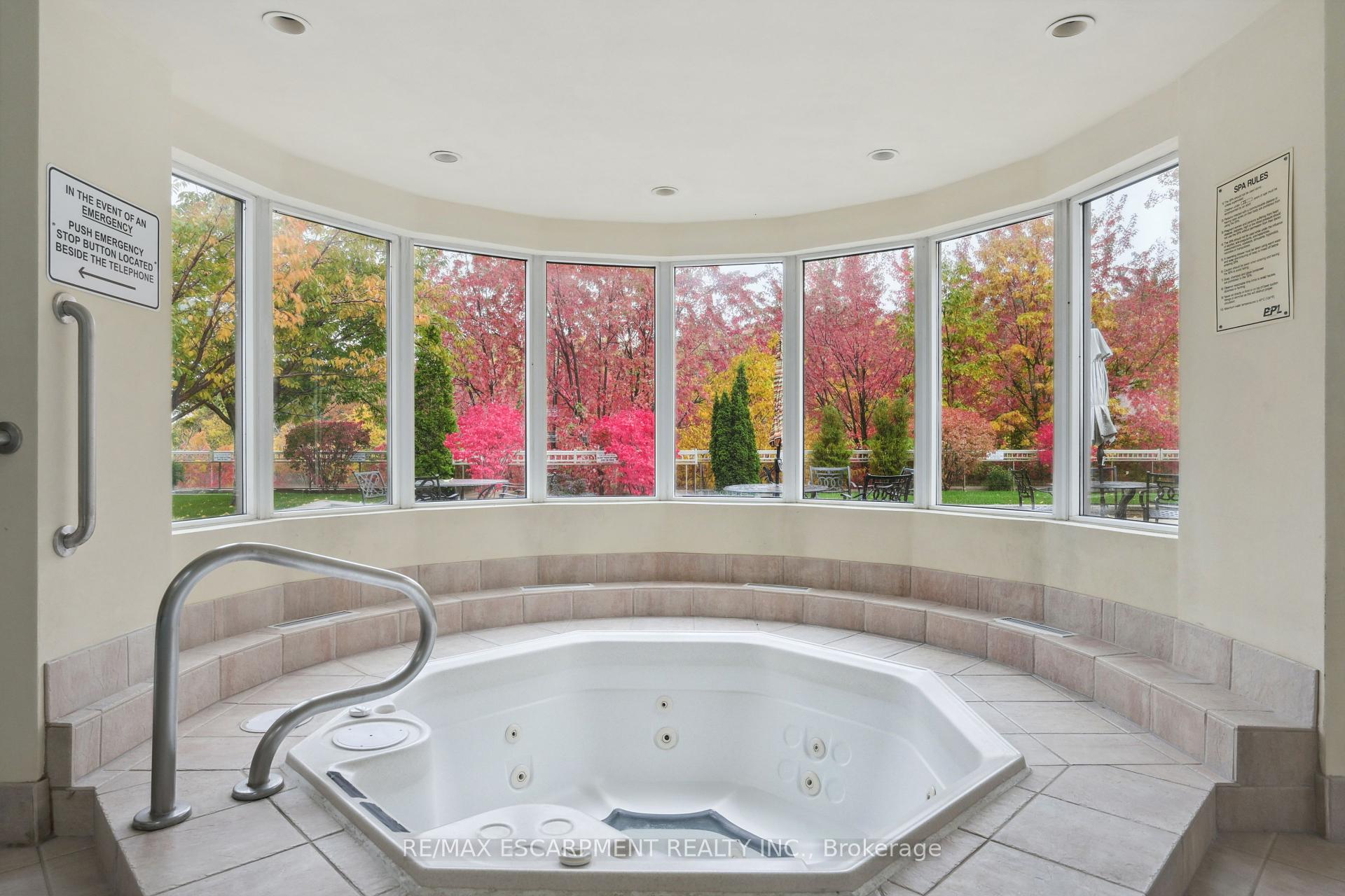 1 Bedroom Condo at 1900 The Collegeway, Mississauga For sale