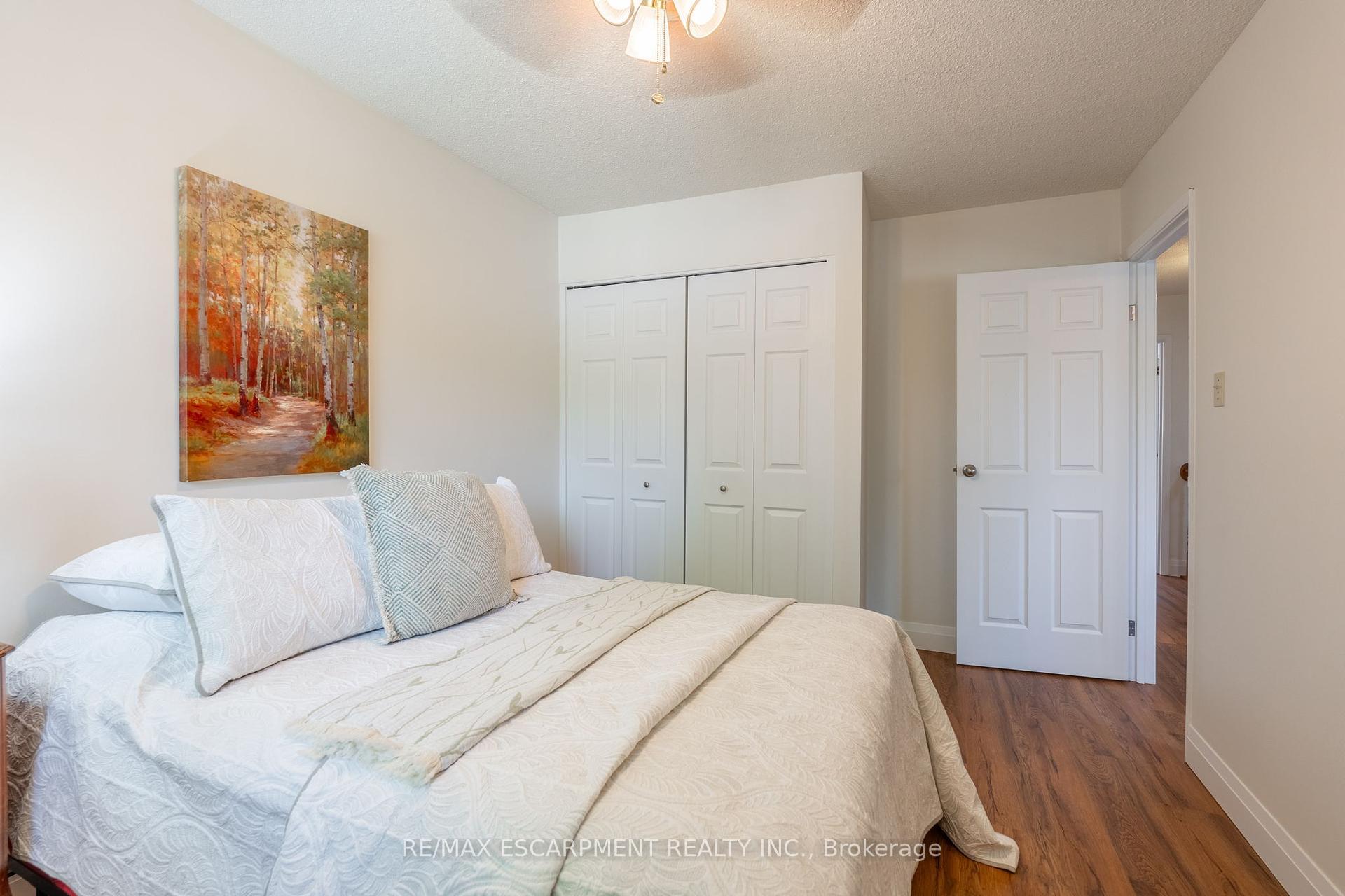 3 Bedrooms Condo at 2301 Cavendish, Burlington For sale