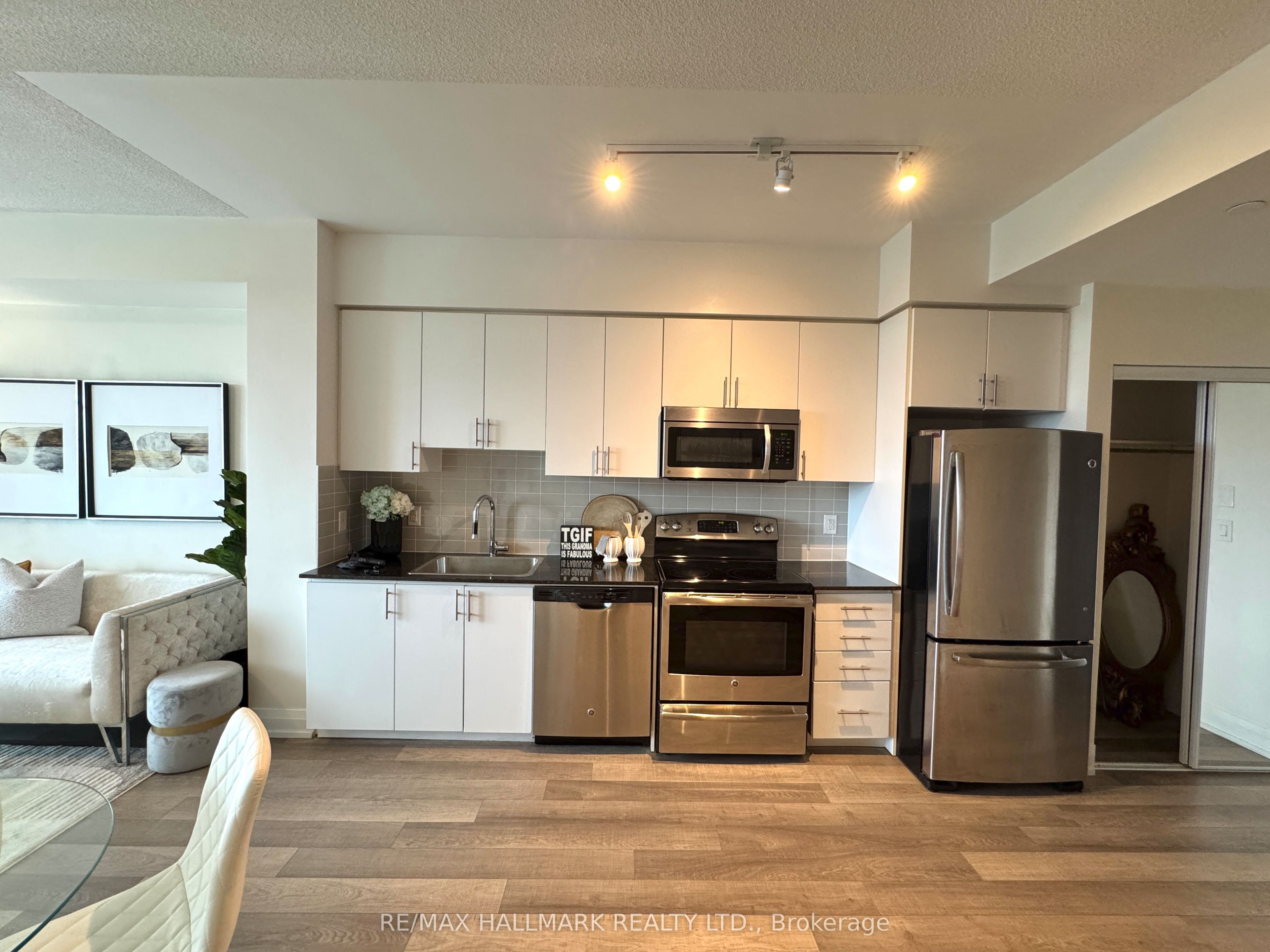 7161 Yonge Street, #2135