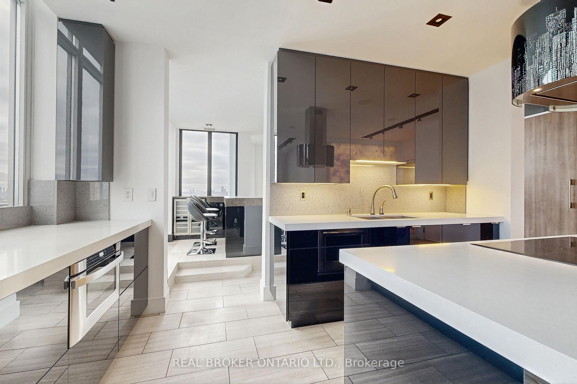 2 Bedrooms Condo at 2121 Lakeshore,  Toronto For sale