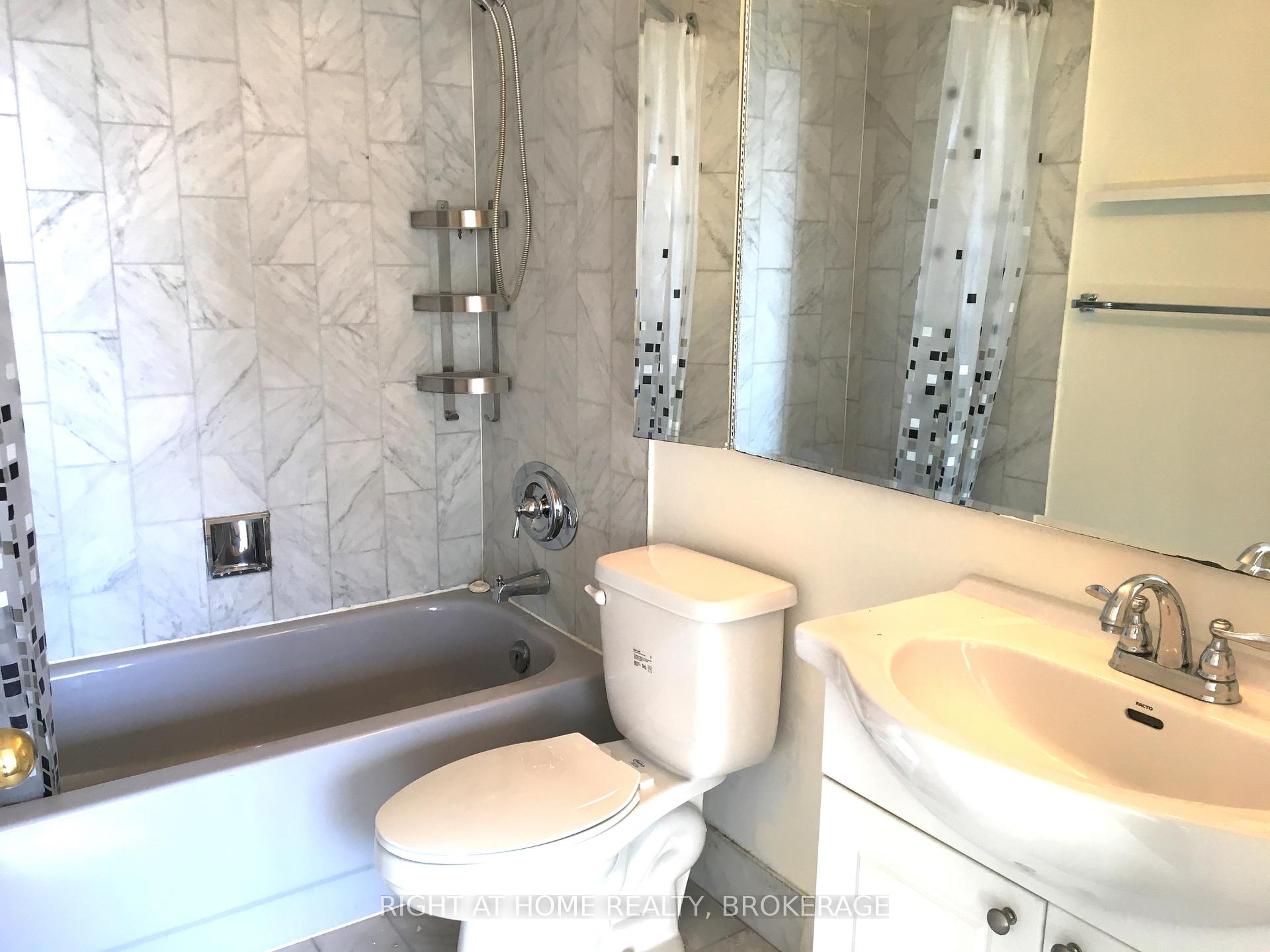 2 Bedrooms Condo at 285 Enfield, Mississauga For sale