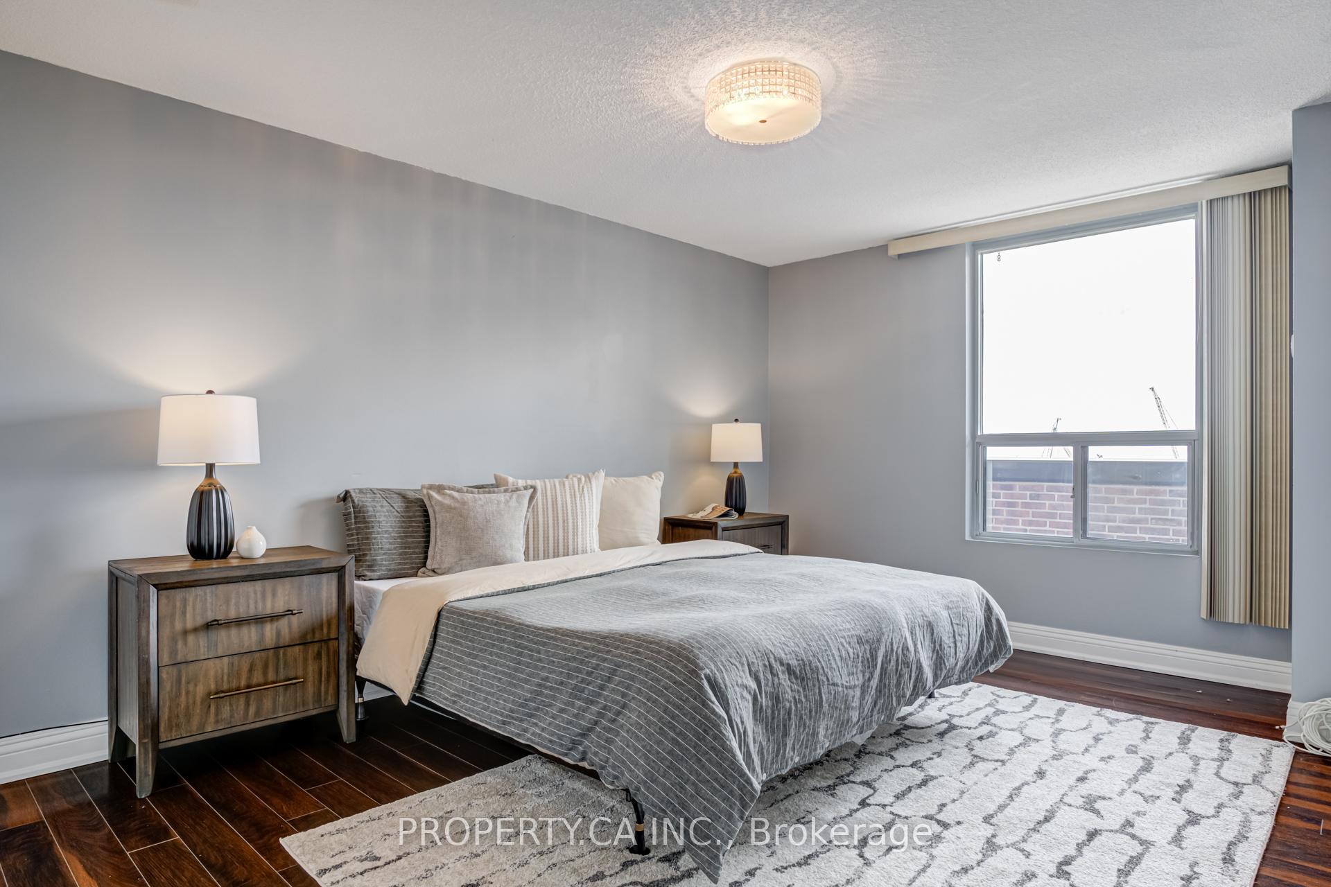 3 Bedrooms Condo at 1515 Lakeshore, Mississauga For sale