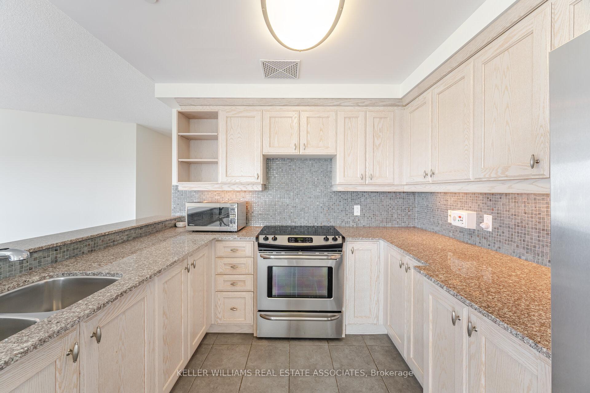 2 Bedrooms Condo at 1665 The Collegeway, Mississauga For sale