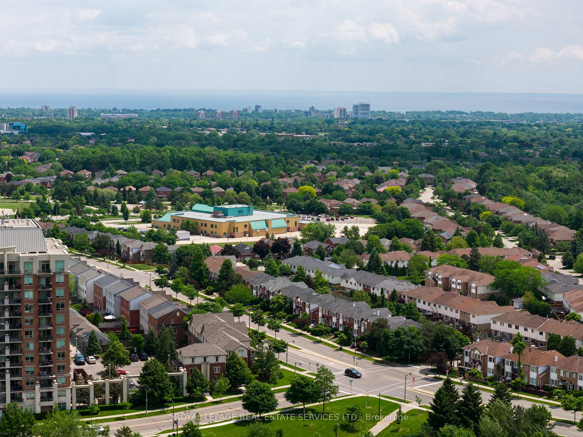 2 Bedrooms Condo at 15 Hays, Oakville For sale
