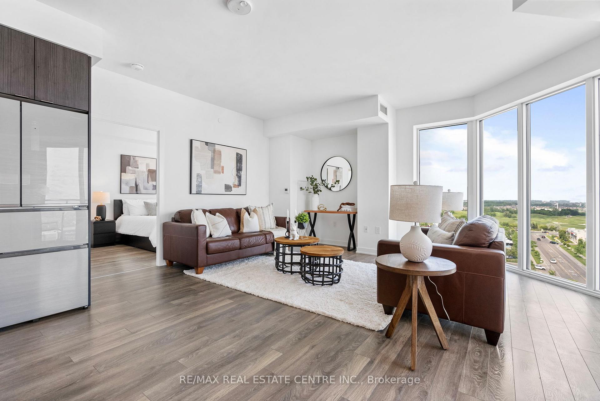 3 Bedrooms Condo at 100 Eagle Rock, Vaughan For sale