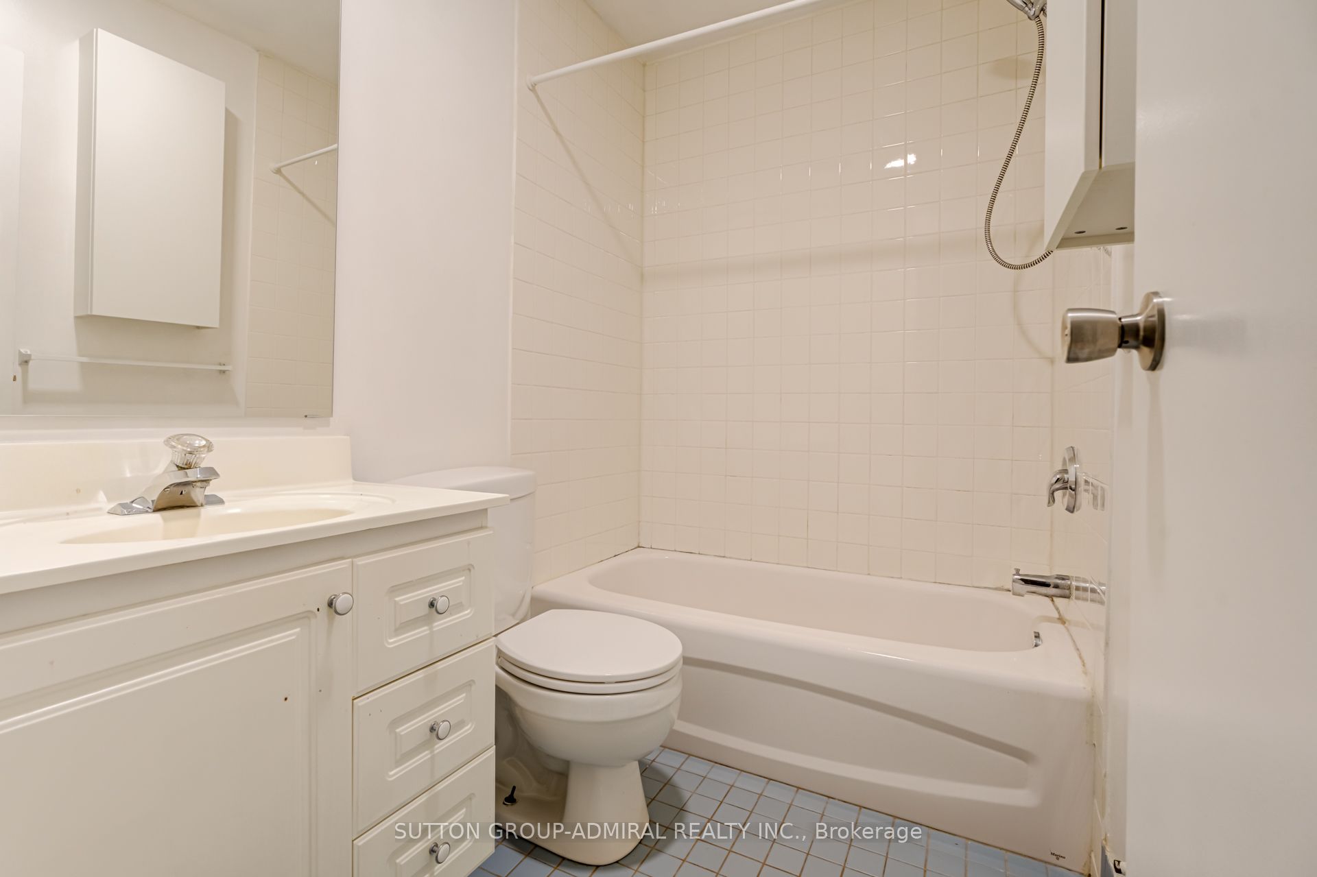 33 Maitland Street, #208