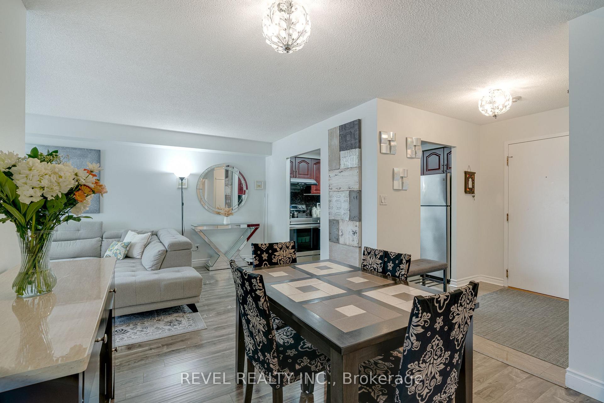 3 Bedrooms Condo at 135 Hillcrest, Mississauga For sale