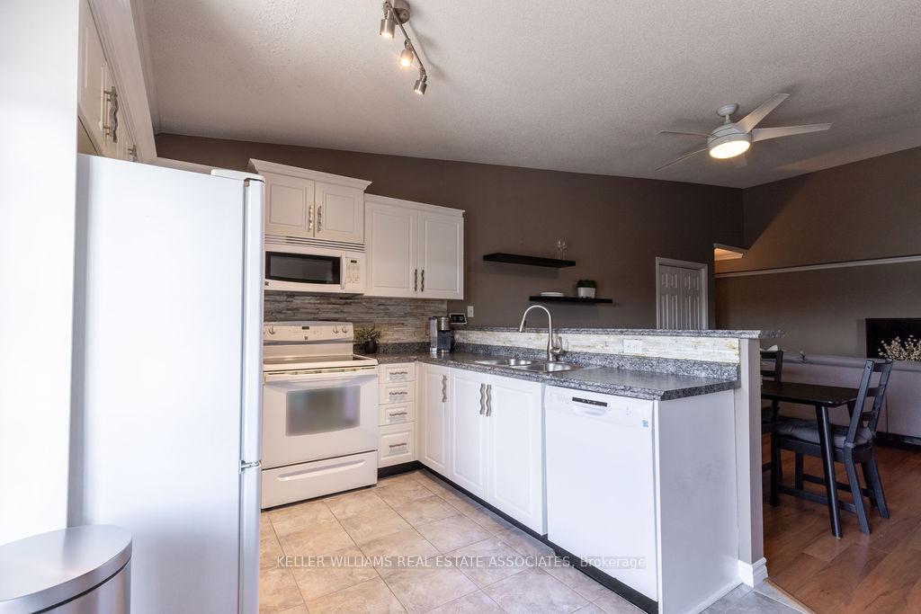2 Bedrooms Condo at 4003 Kilmer, Burlington For sale