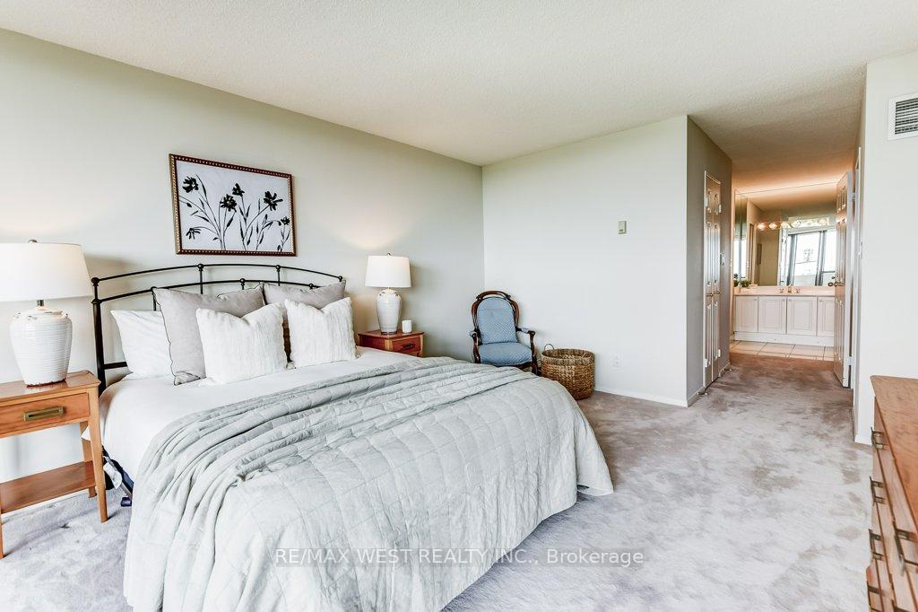 3 Bedrooms Condo at 2000 Islington, Toronto For sale