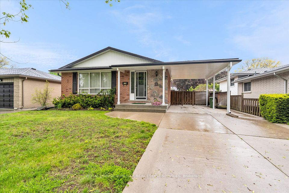 126 Pleasant Avenue, Hamilton, ON L9H 3V1