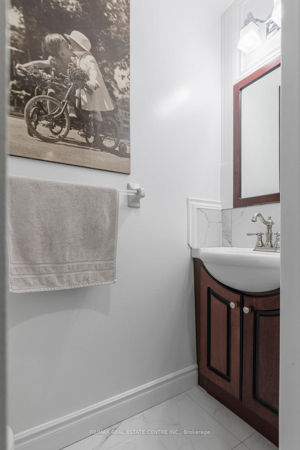 3 Bedrooms Condo at 2774 King,  Hamilton For sale