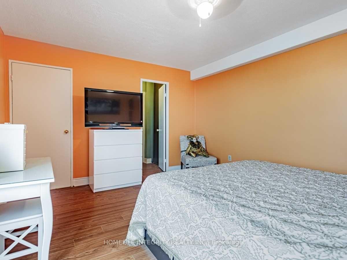 3 Bedrooms Condo at 150 Neptune, Toronto For sale