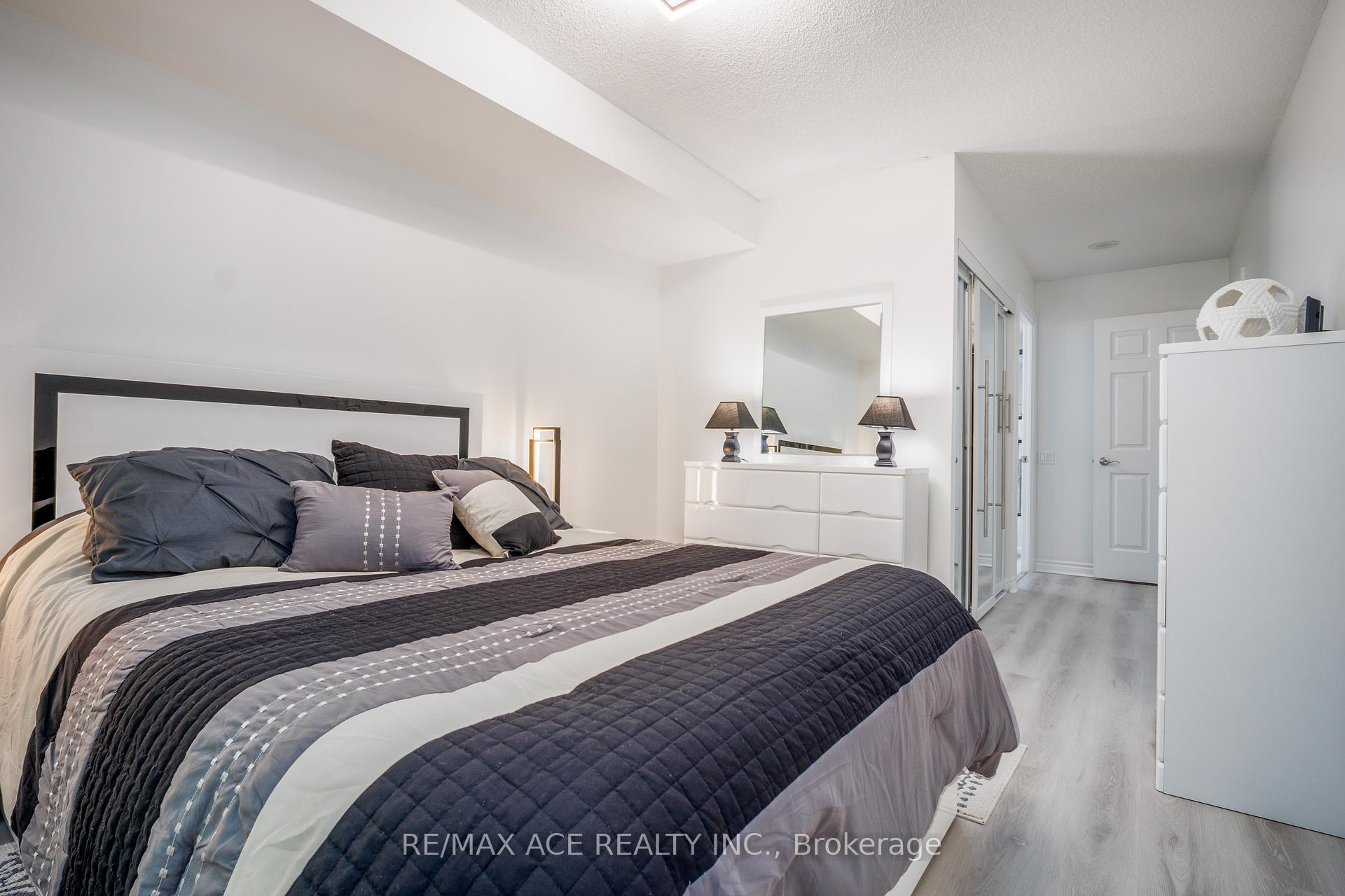 3 Bedrooms Condo at 61 Town Centre, Toronto For sale
