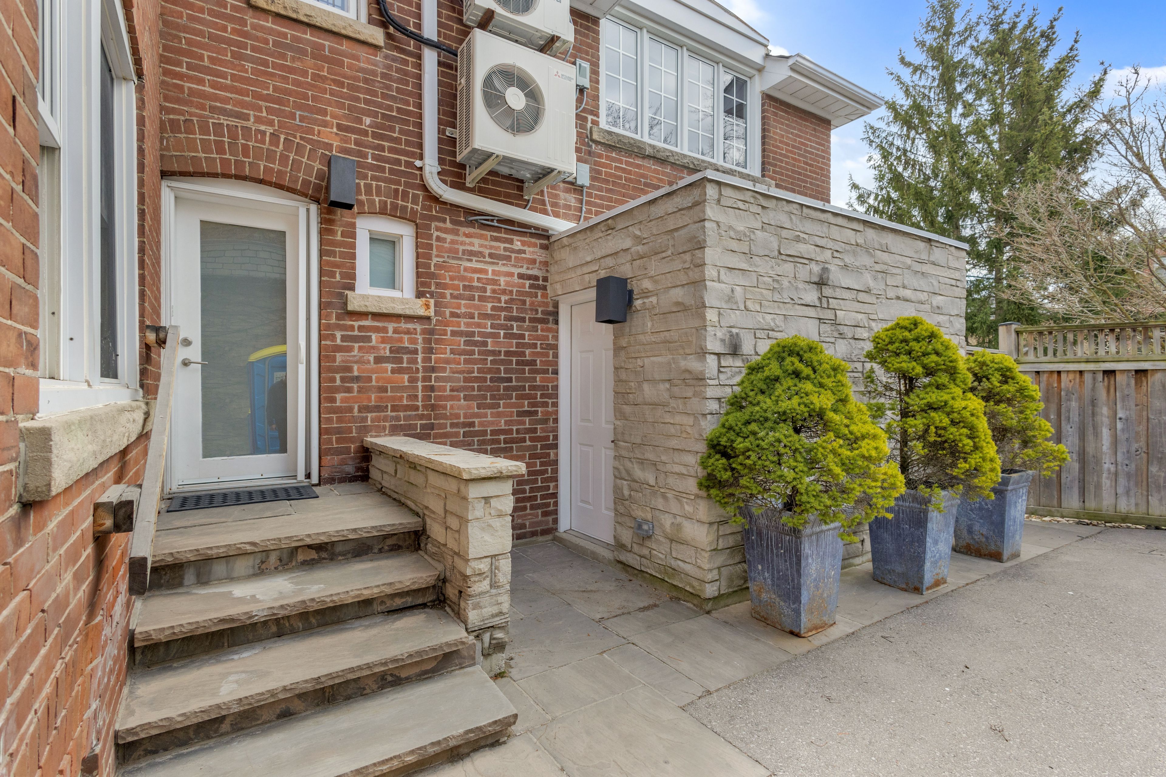 111 Strathallan Boulevard