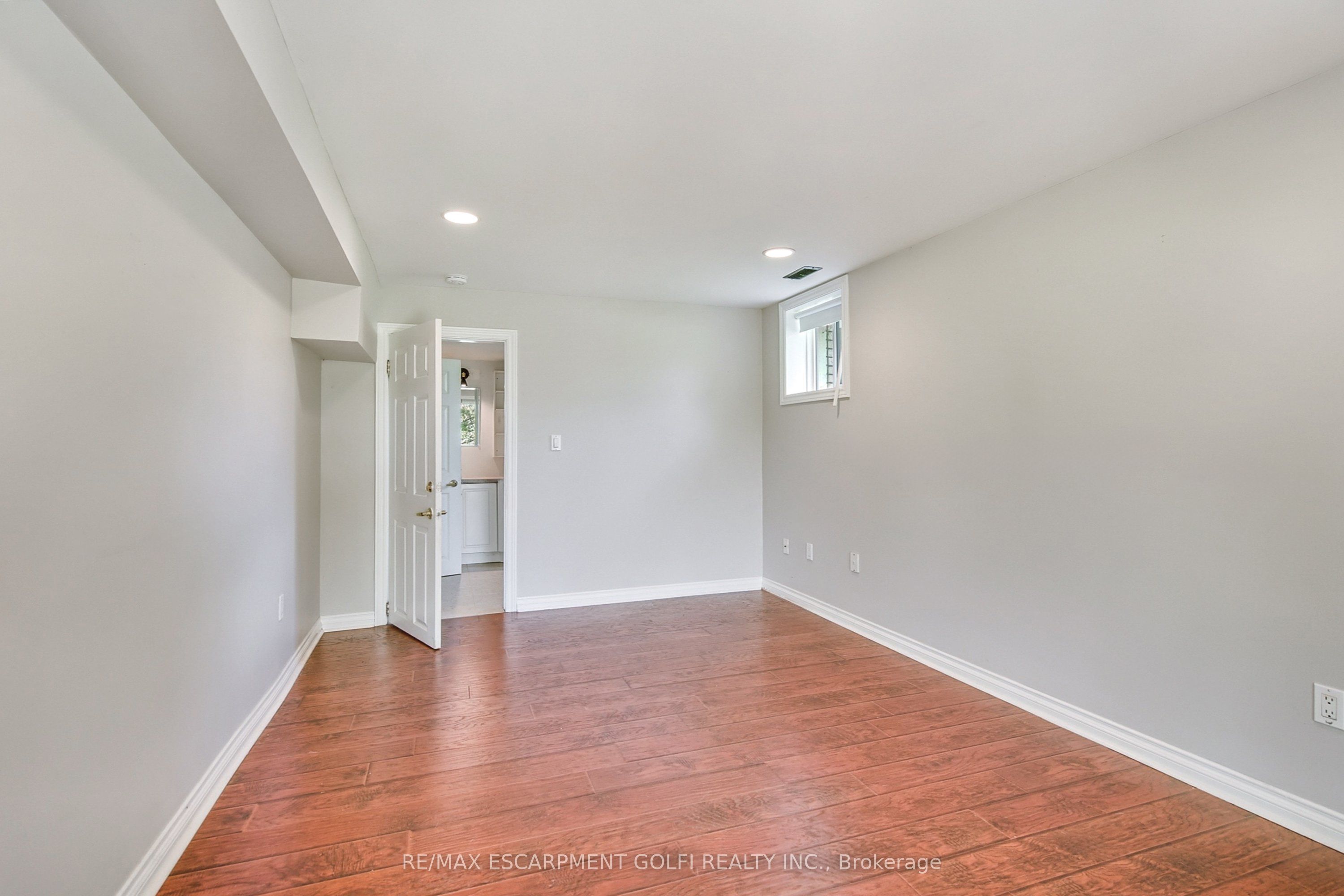 932 OLD DUNDAS Road