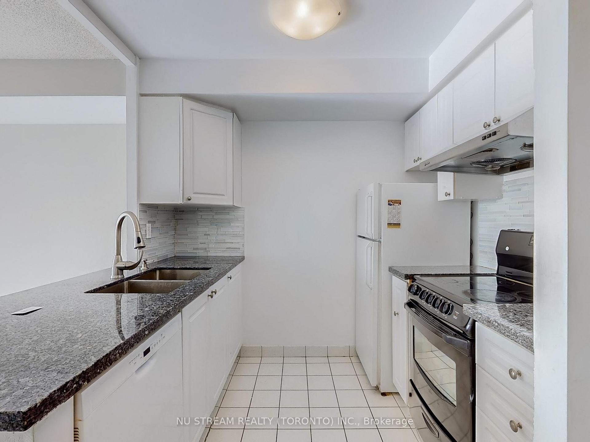 2 Bedrooms Condo at 18 Lee Centre,  Toronto For sale
