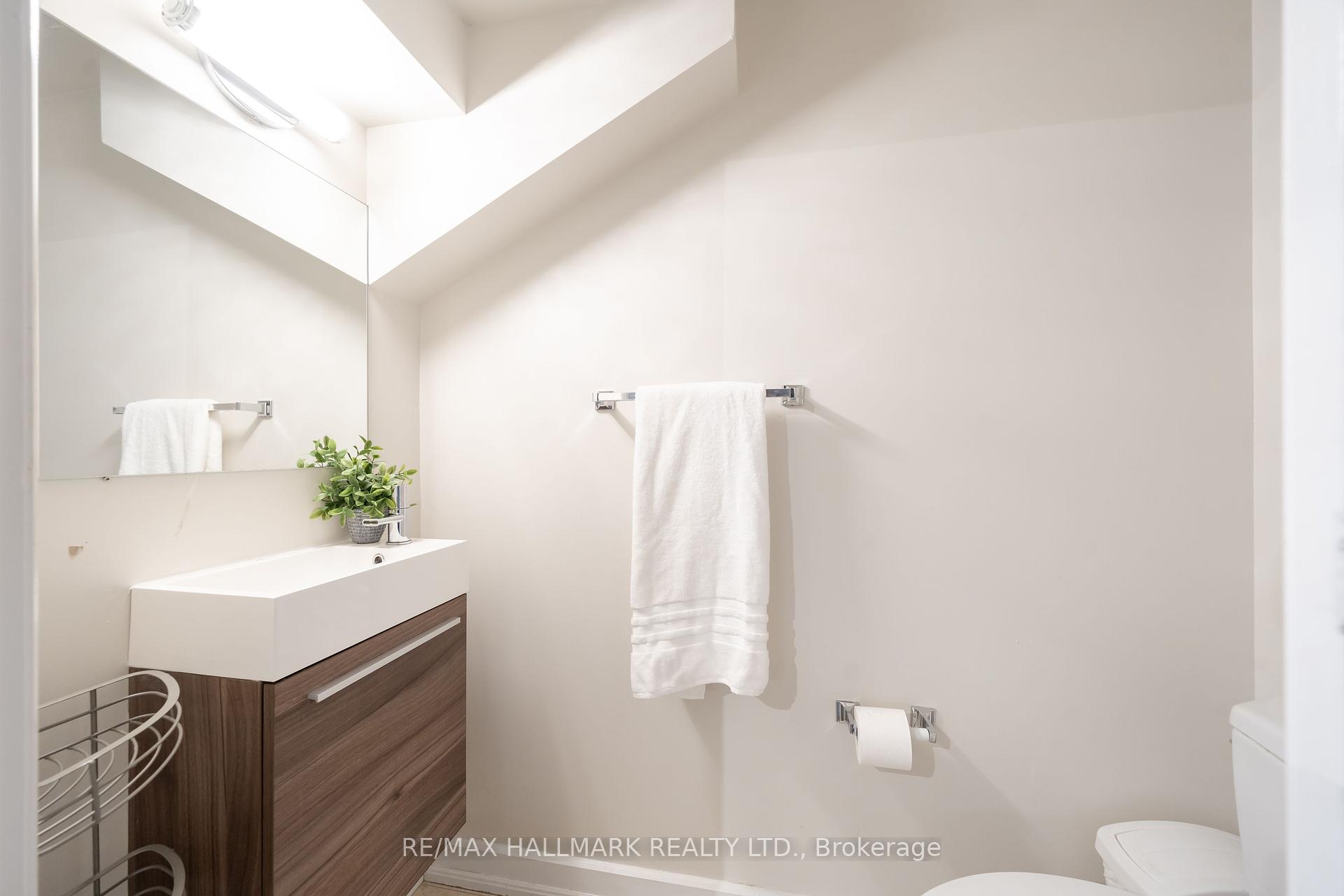 2 Bedrooms Condo at 36 Blue Jays,  Toronto For sale