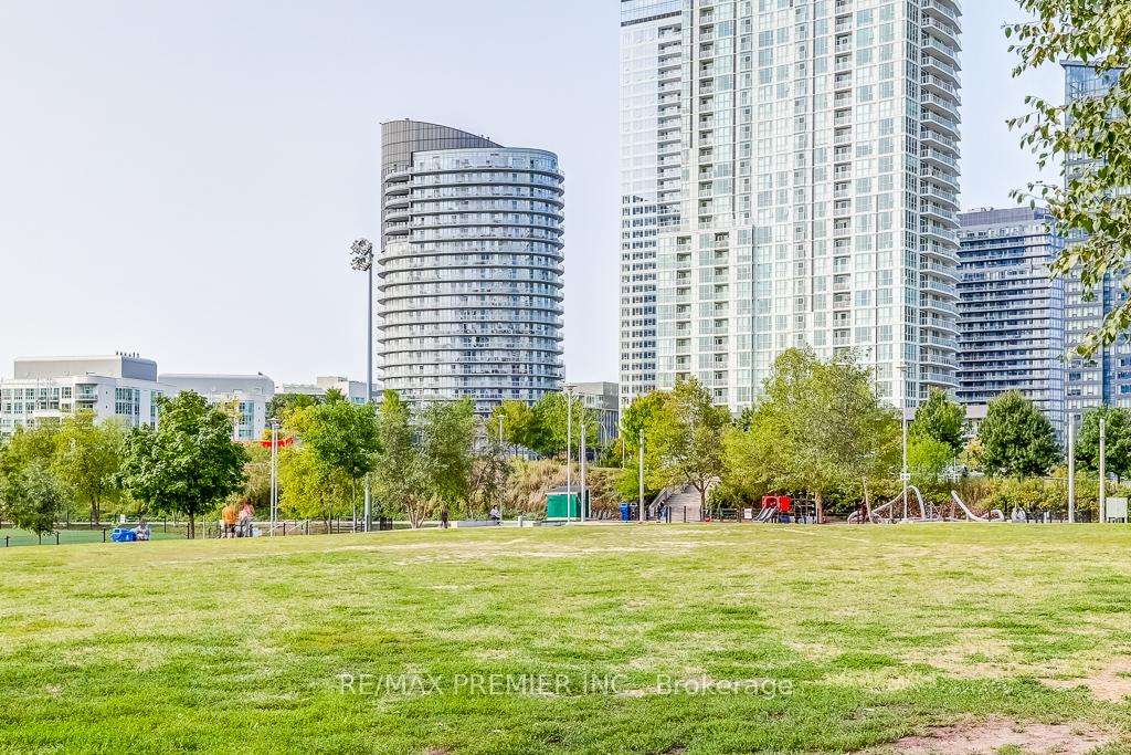 2 Bedrooms Condo at 10 Capreol, Toronto For sale