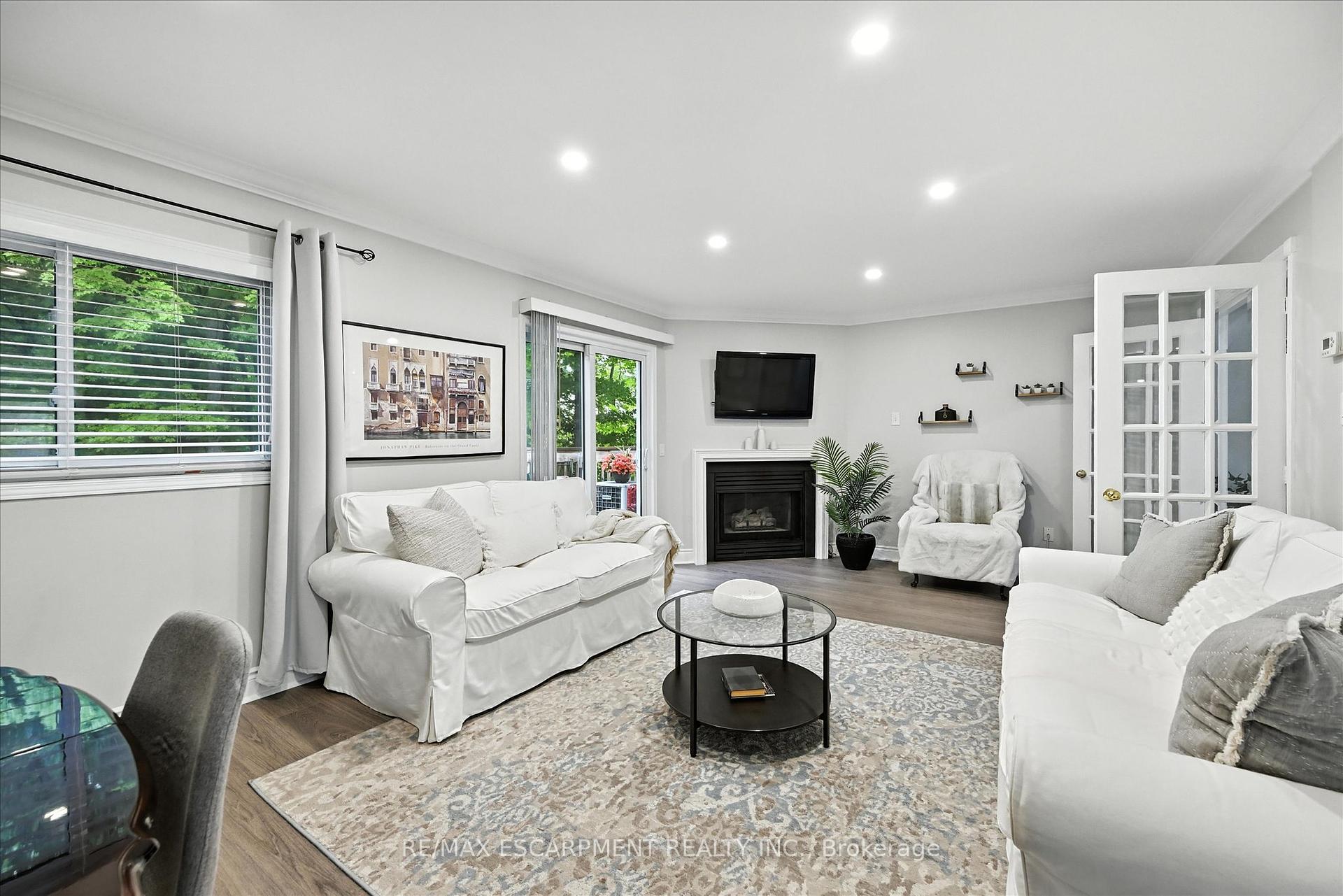3 Bedrooms Condo at 2110 CLEAVER, Burlington For sale