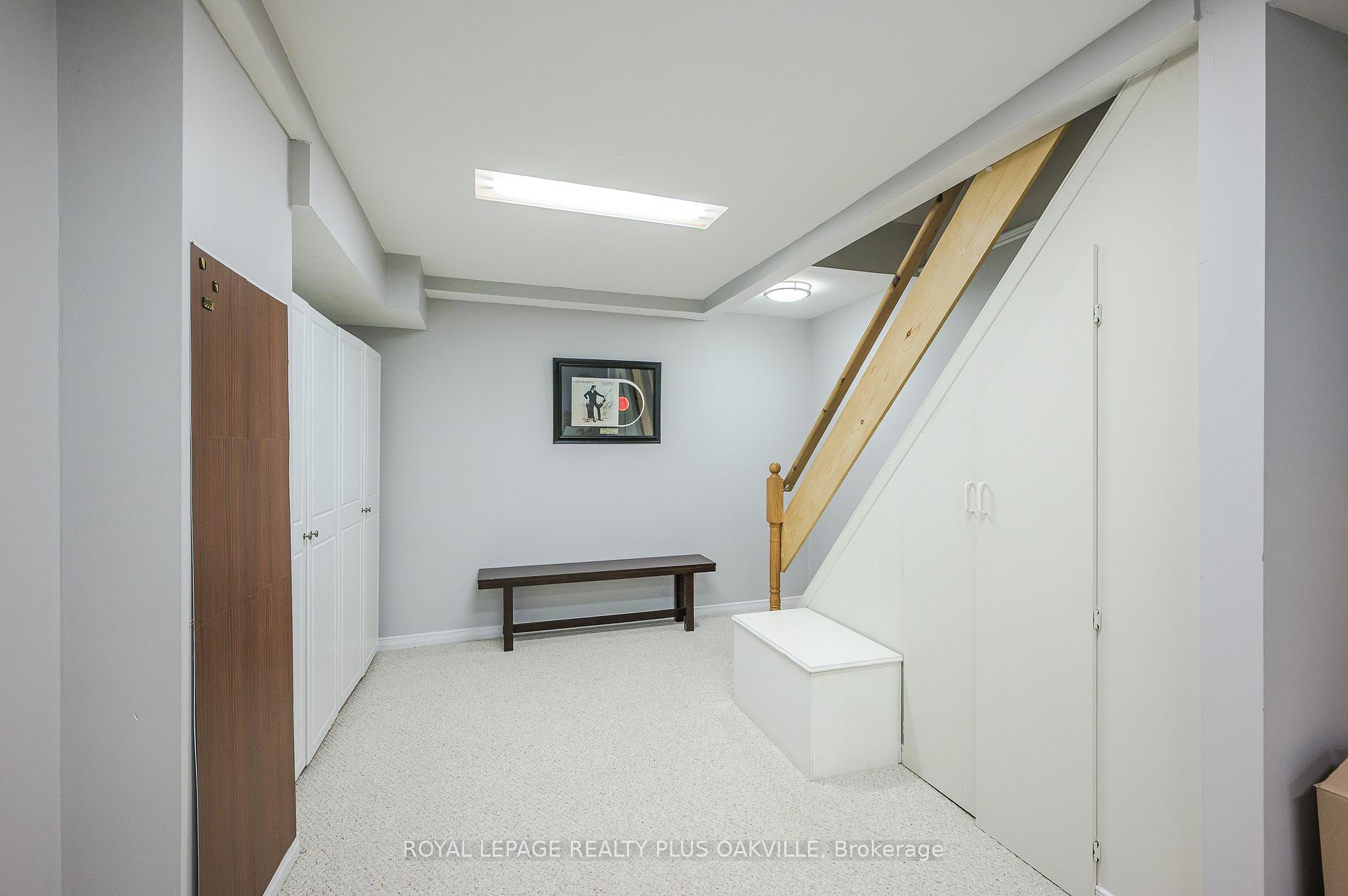 2 Bedrooms Condo at 5255 Lakeshore, Burlington For sale