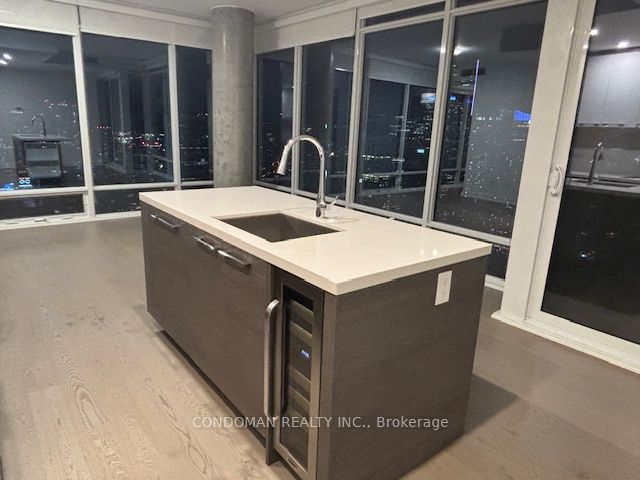 #3707 - 488 University Avenue, Toronto, ON M5G 0C1