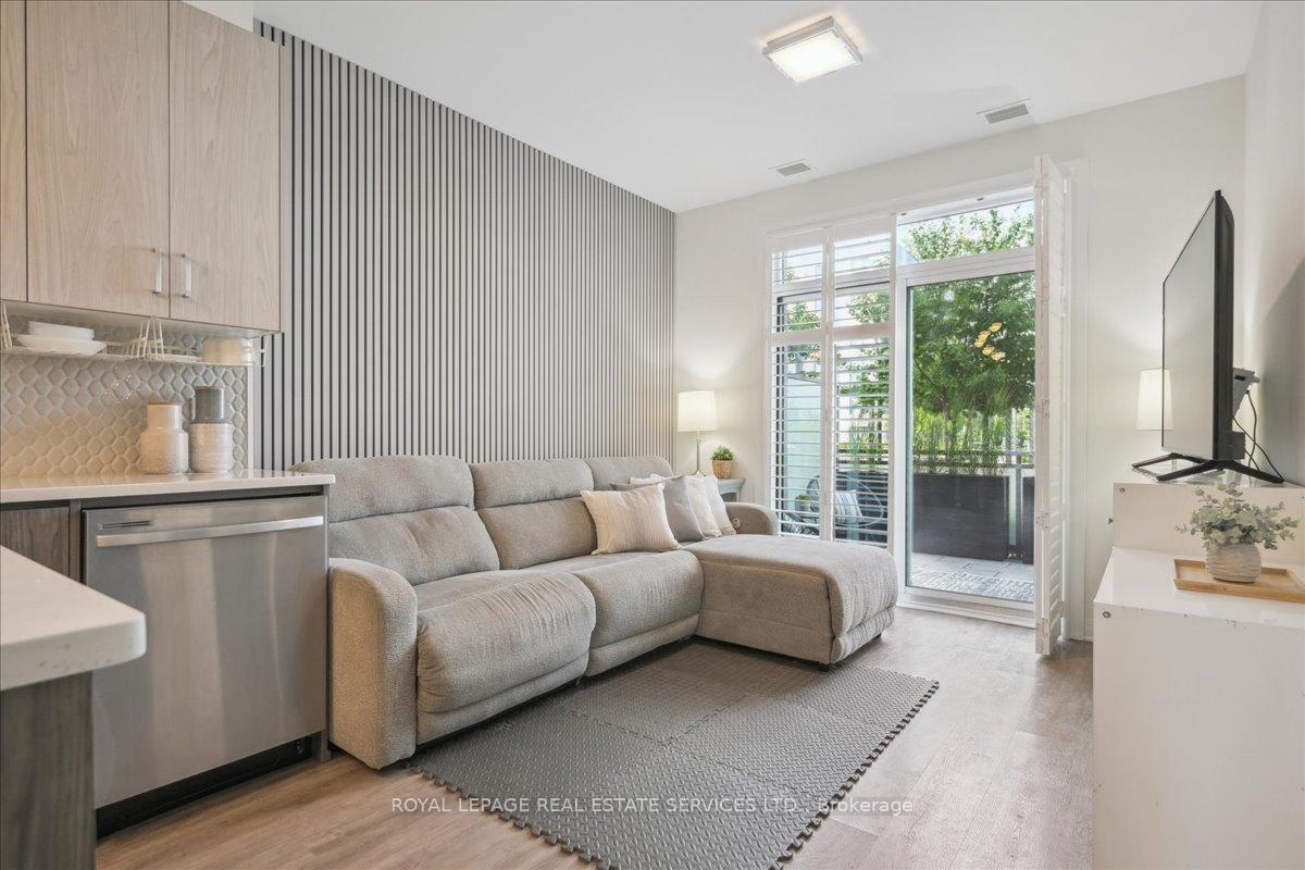2 Bedrooms Condo at 95 DUNDAS, Oakville For sale