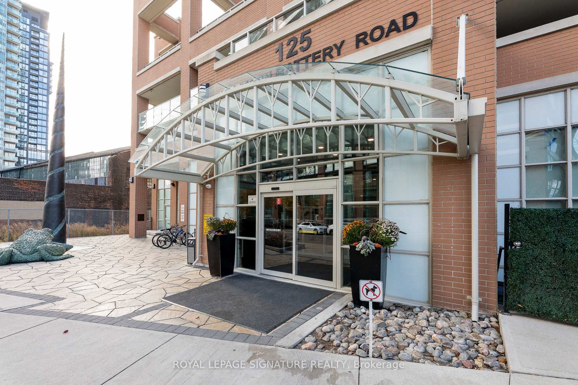2 Bedrooms Condo at 125 Western Battery, Toronto For sale