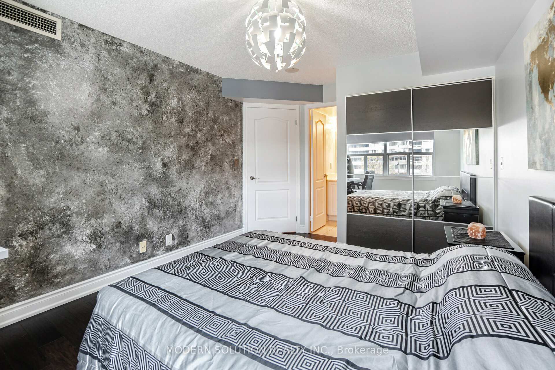 2 Bedrooms Condo at 1 Elm, Mississauga For sale