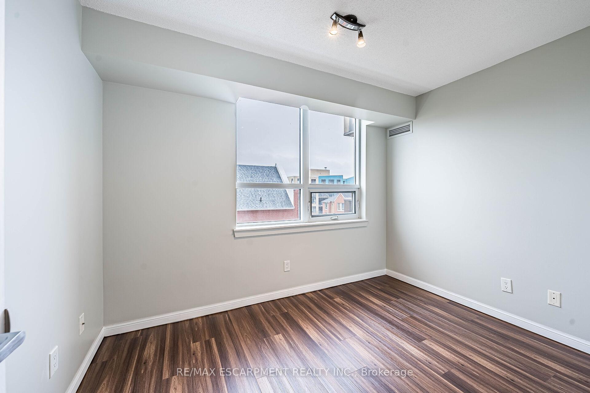 2 Bedrooms Condo at 4 Elsinore, Toronto For sale
