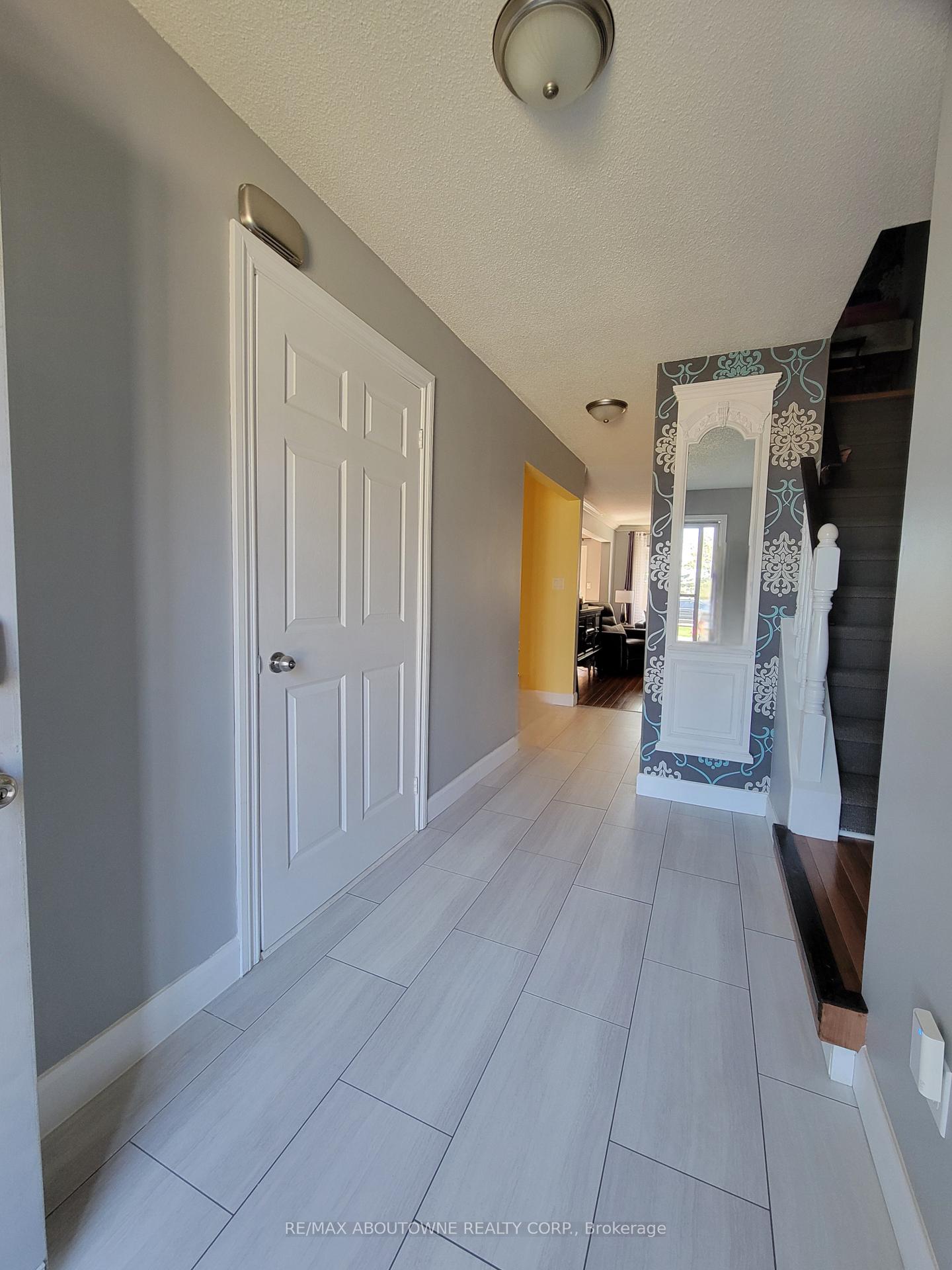 3 Bedrooms Condo at 1 Royalwood, Hamilton For sale