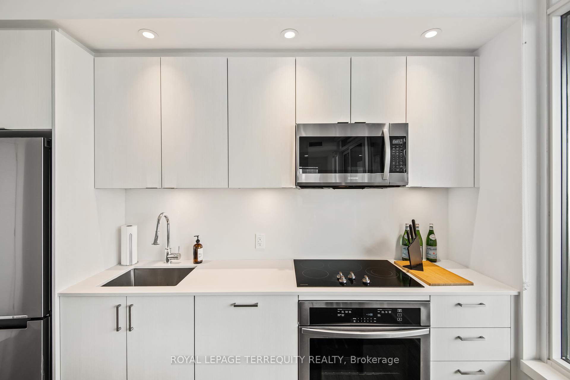 3 Bedrooms Condo at 1926 Lake Shore, Toronto For sale