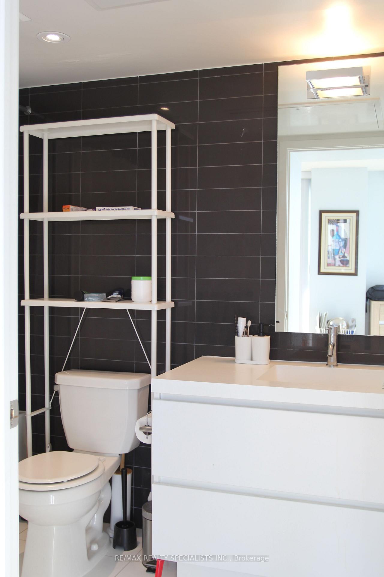 2 Bedrooms Condo at 75 Queens Wharf, Toronto For sale