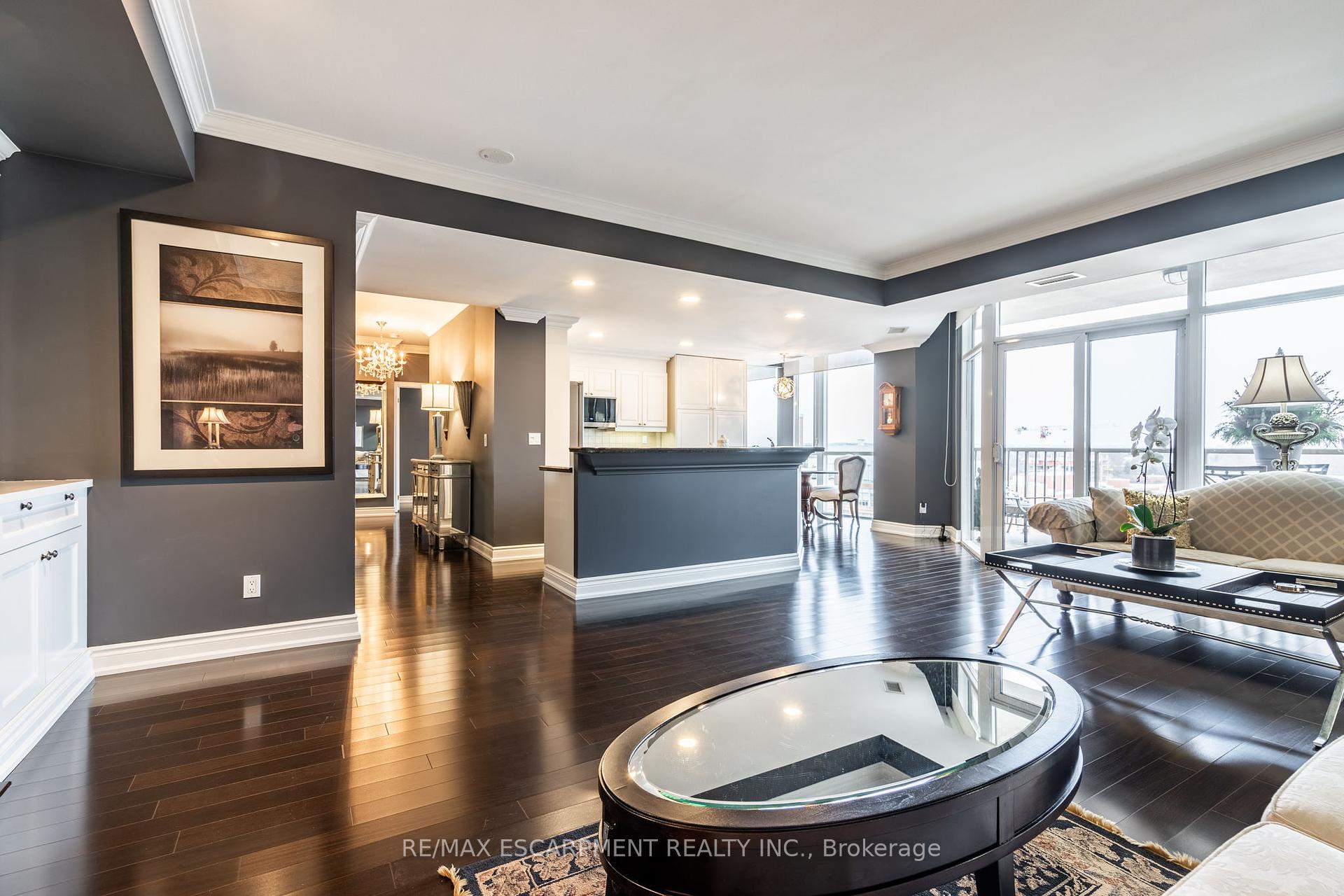 2 Bedrooms Condo at 1477 Lakeshore, Burlington For sale