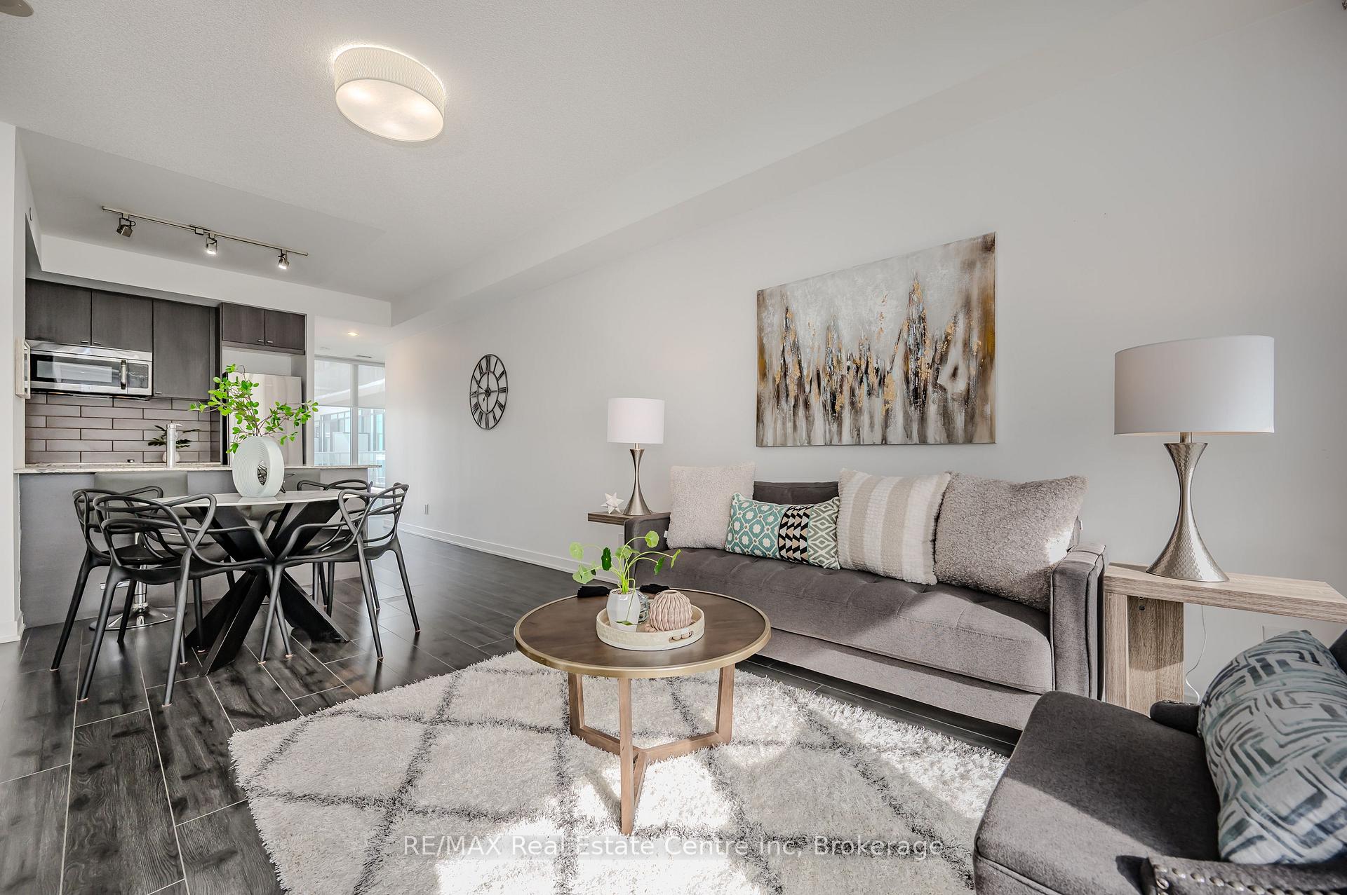 2 Bedrooms Condo at 18 Rean, Toronto For sale