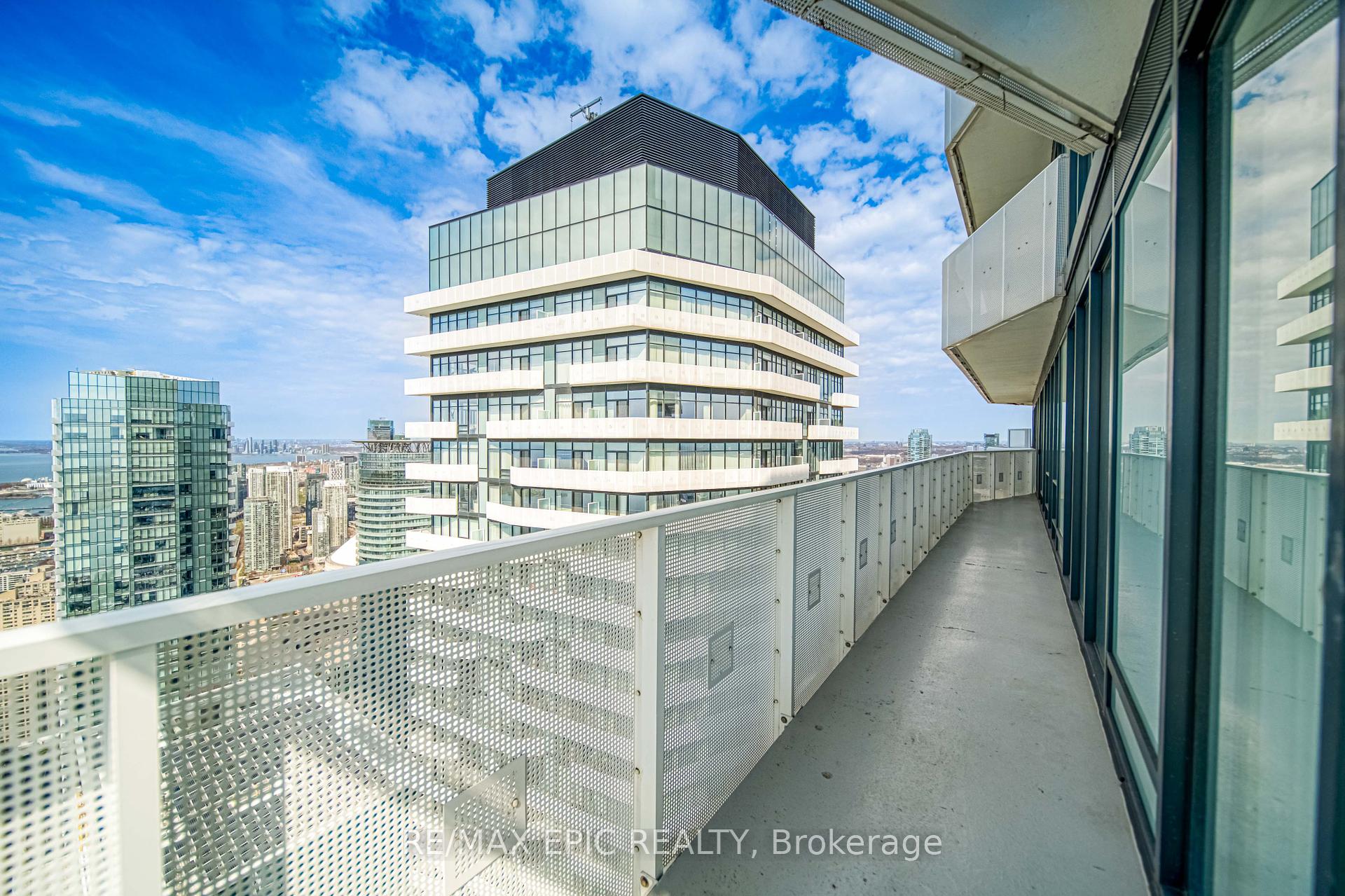 3 Bedrooms Condo at 88 Harbour,  Toronto For sale