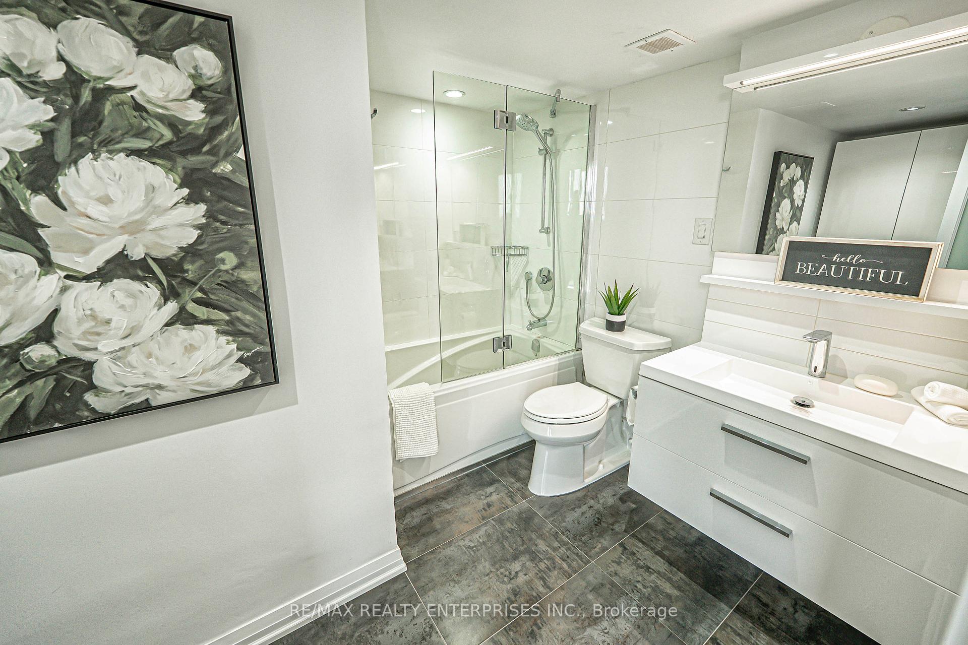 3 Bedrooms Condo at 1400 Dixie, Mississauga For sale