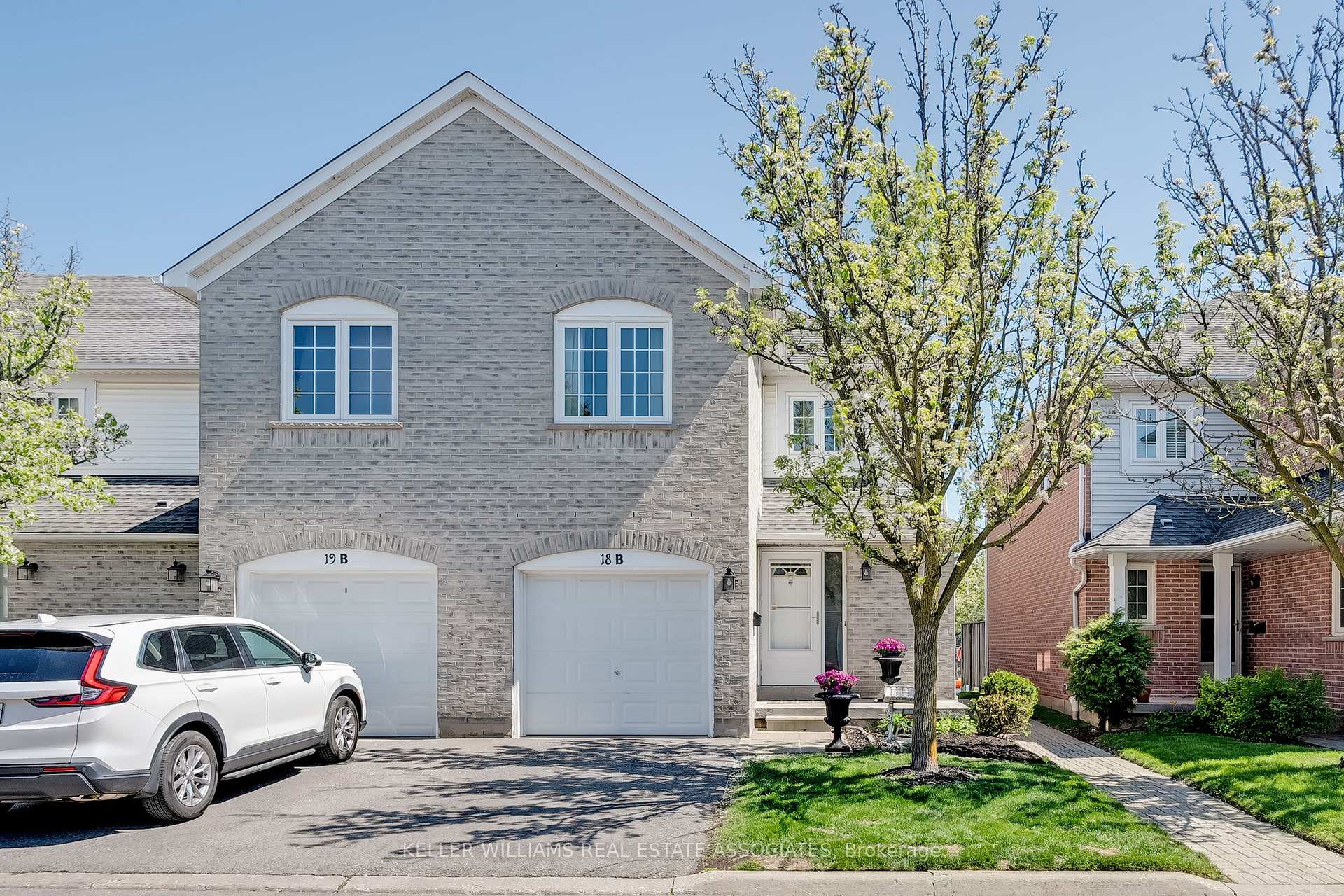 4 Bedrooms Condo at 5305 Glen Erin, Mississauga For sale