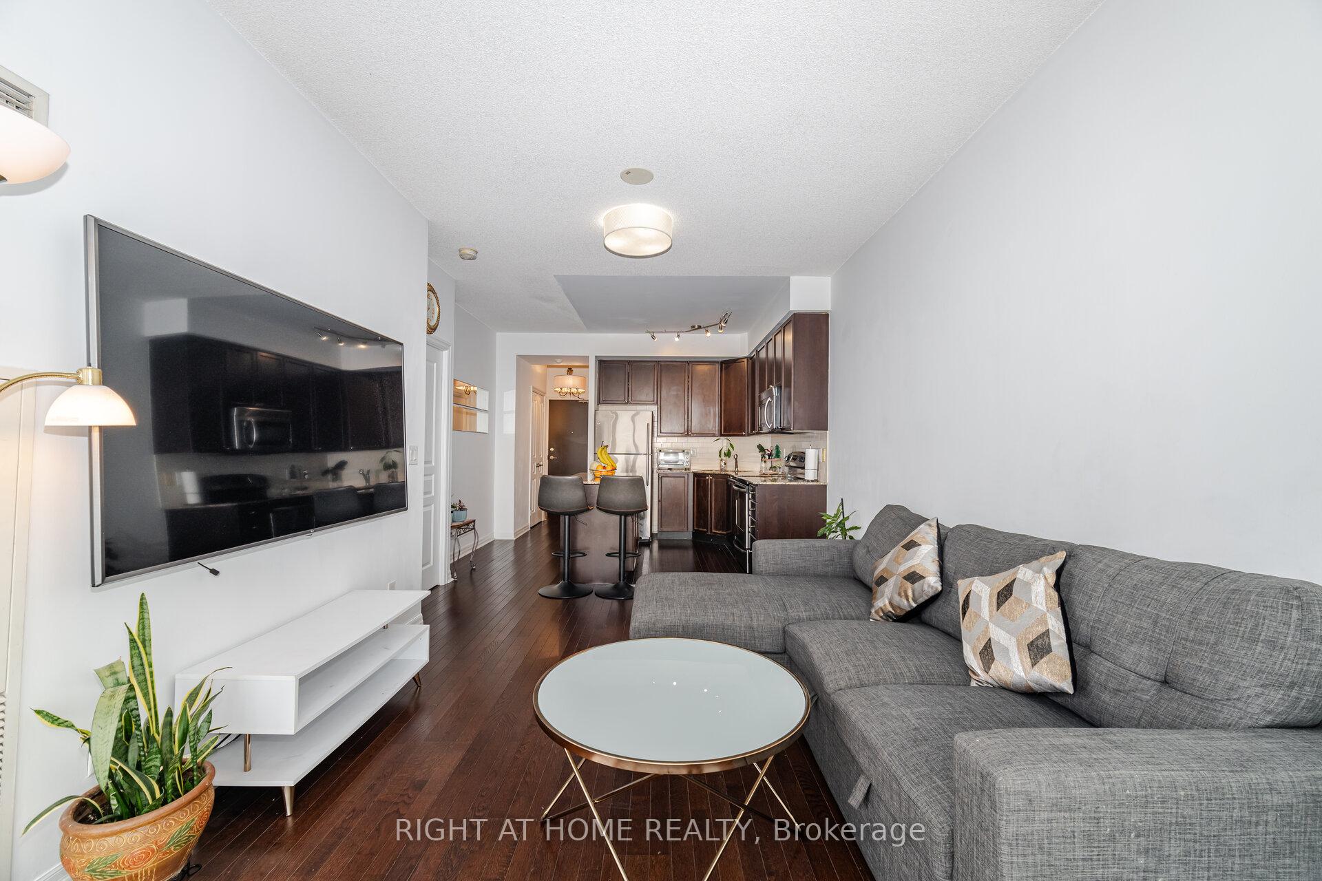 2 Bedrooms Condo at 225 Webb, Mississauga For sale