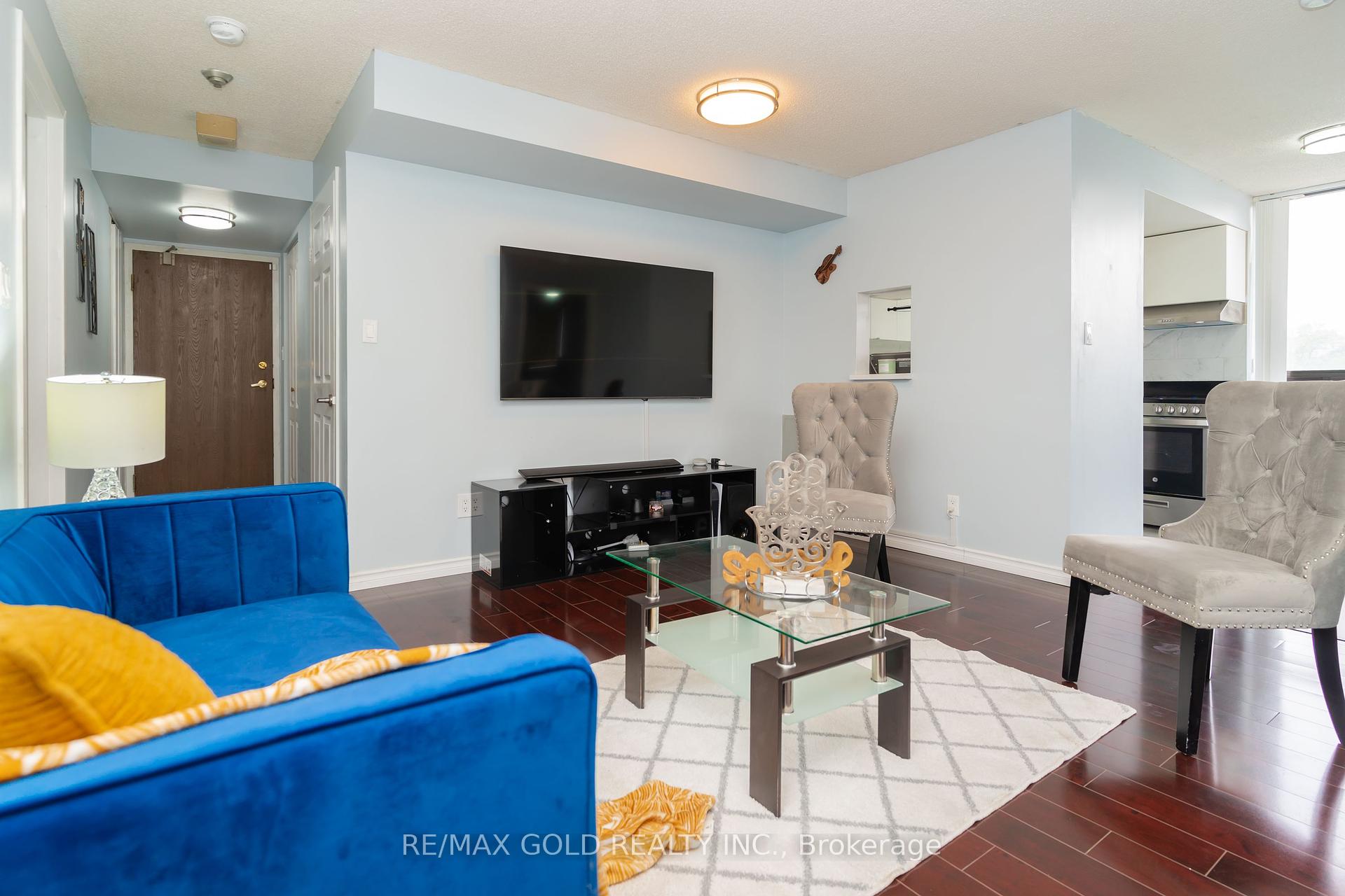 3 Bedrooms Condo at 25 Agnes, Mississauga For sale