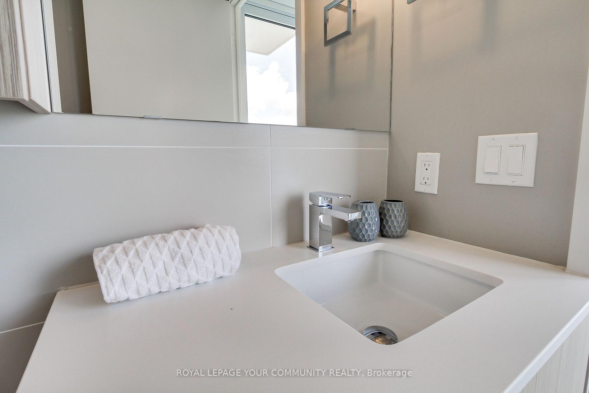2 Bedrooms Condo at 10 Deerlick, Toronto For sale