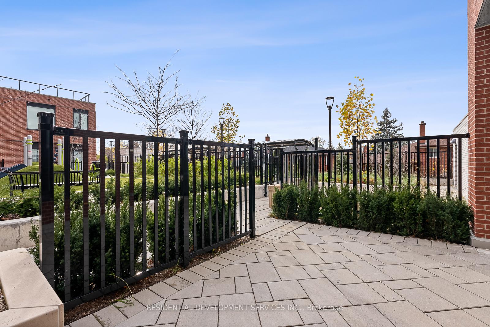 4 Bedrooms Condo at 15 Maryport,  Toronto For sale
