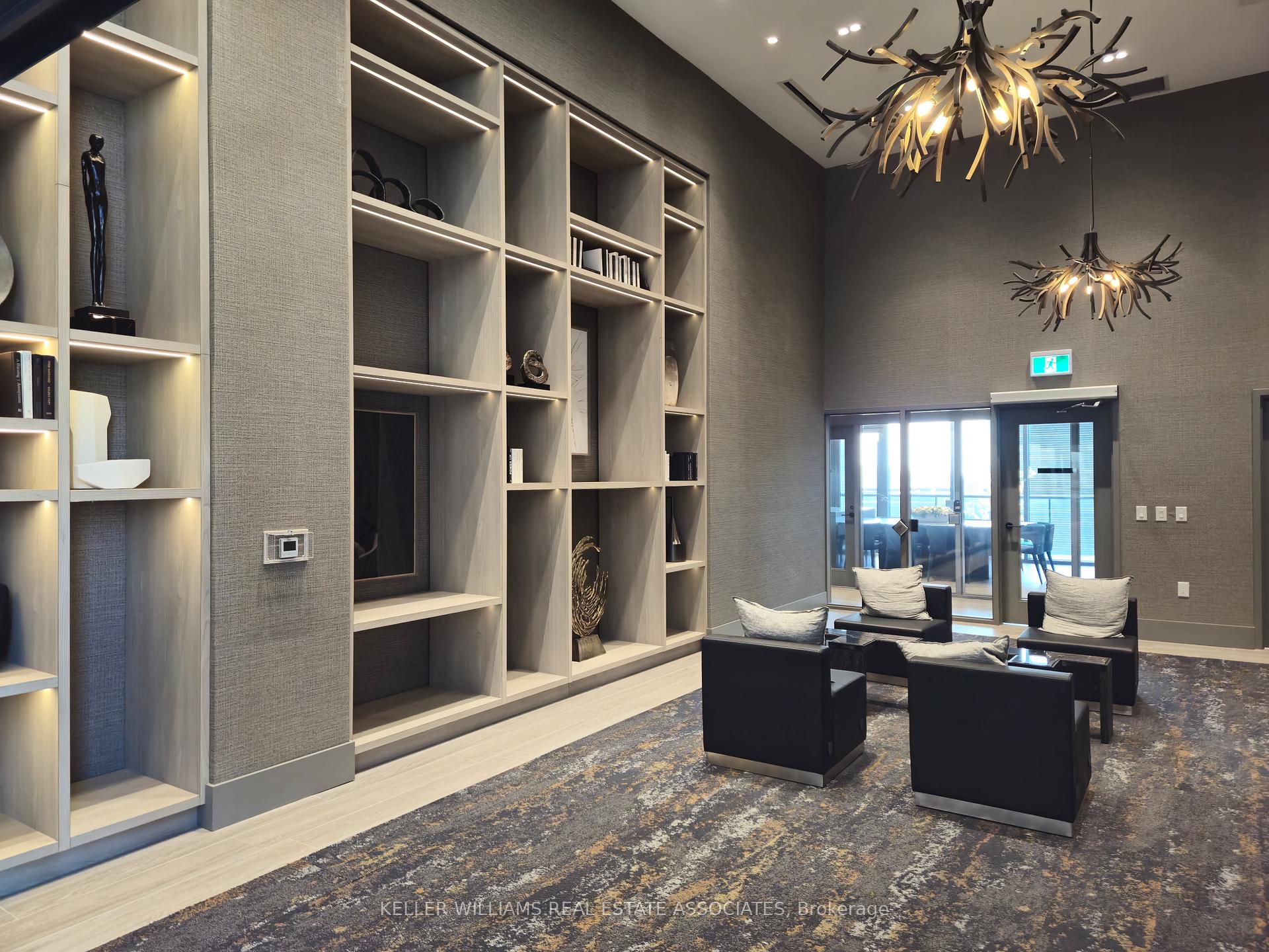2 Bedrooms Condo at 2450 Old Bronte, Oakville For sale