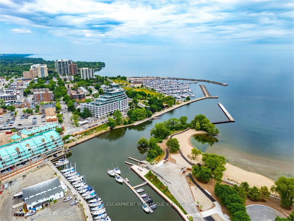 2 Bedrooms Condo at 2511 Lakeshore, Oakville For sale