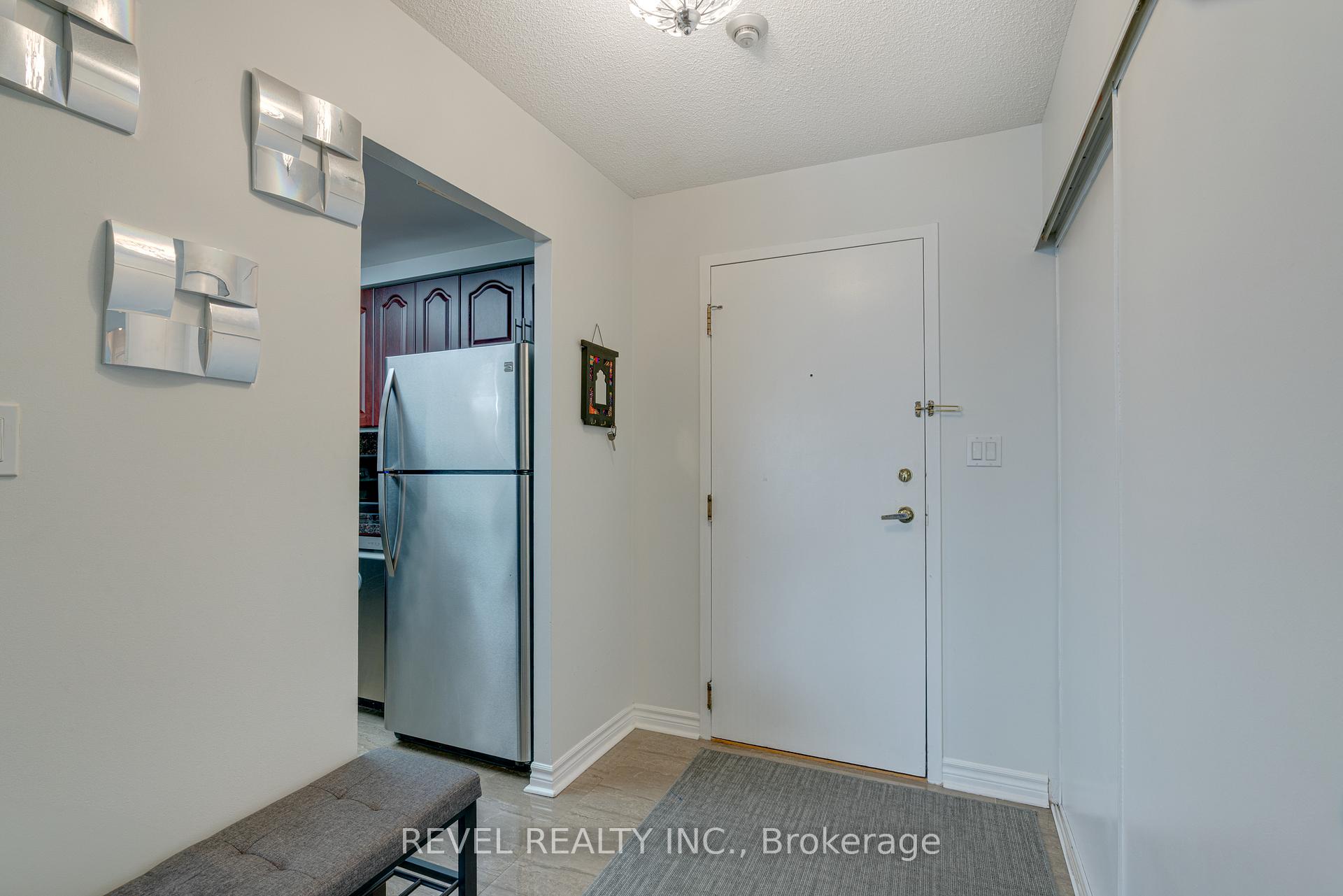 3 Bedrooms Condo at 135 Hillcrest, Mississauga For sale
