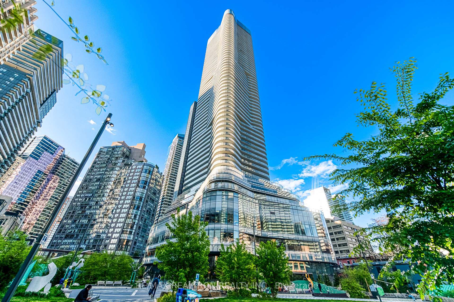 3 Bedrooms Condo at 11 Wellesley, Toronto For sale